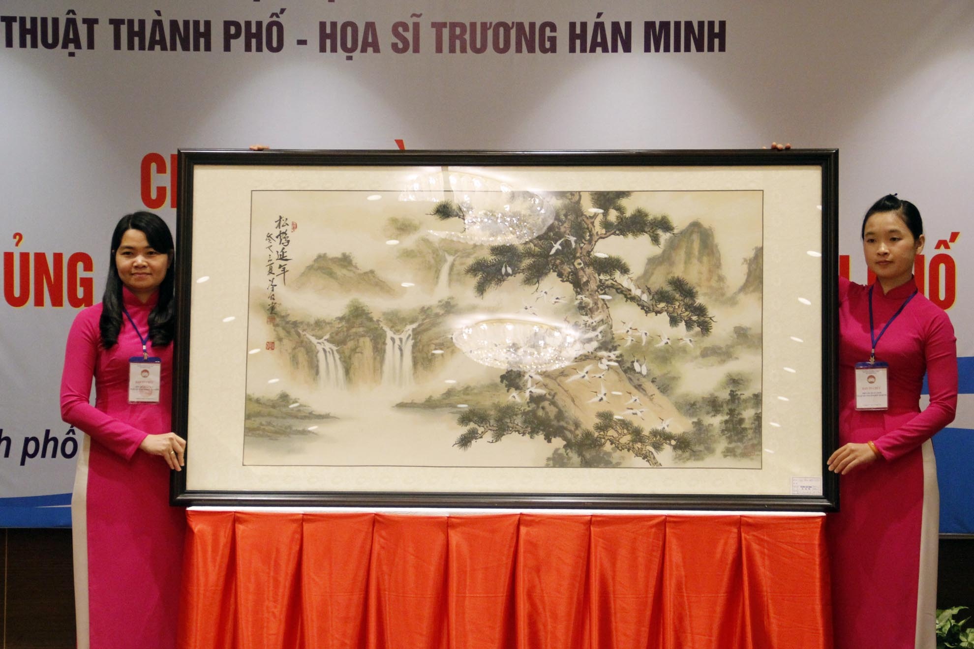 Trong buổi bán đấu giá tiếp theo 2 tuyệt tác thủy mặc của họa sĩ được người sưu tập mua với giá rất cao 188 triệu đồn cho bức Phú Quý trường Xuân và 198 triệu đồng cho bức Tùng hạc Diên niên.