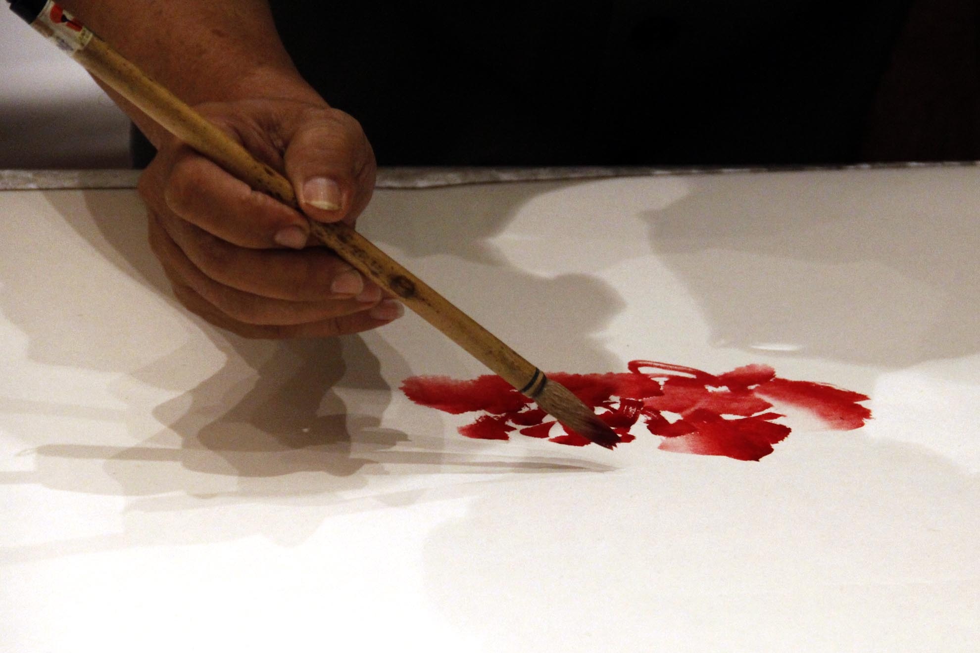 Ngày trong buổi đấu giá này, họa sĩ đã thực hiện vẽ ngay tại chỗ bức họa Hân hân Hướng vinh để tặng cho Ủy ban mặt trận tổ quốc bán đấu giá gây quỹ.