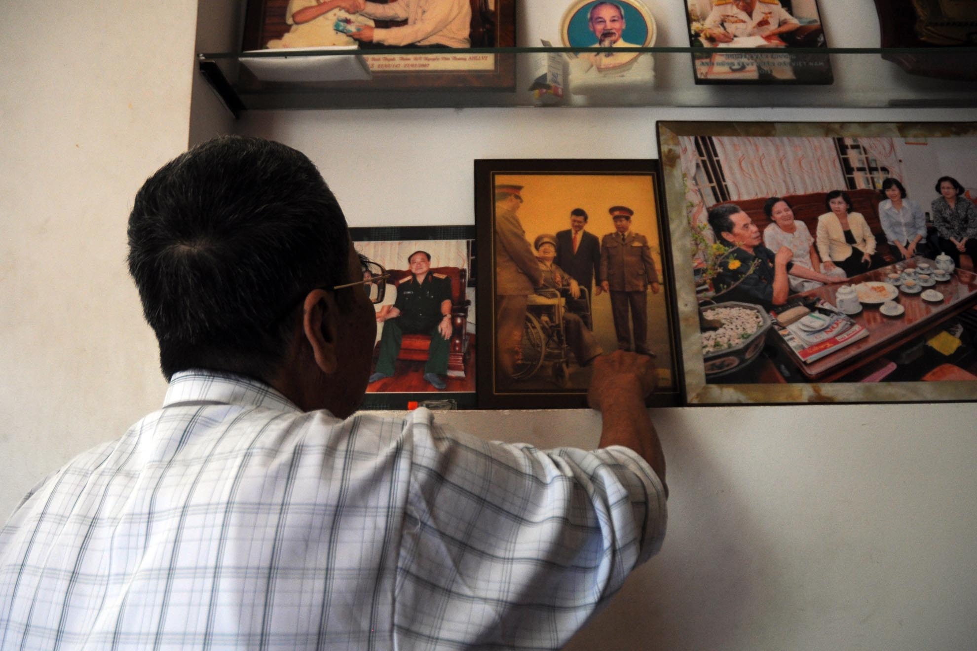 Sau thời gian huấn luyện, ông được chuyển về làm trinh sát và bảo vệ cho đồng chí Võ Văn Kiệt tại liên khu Sài Gòn-Chợ Lớn. Sau đó, ông được giới thiệu làm công việc tình báo.