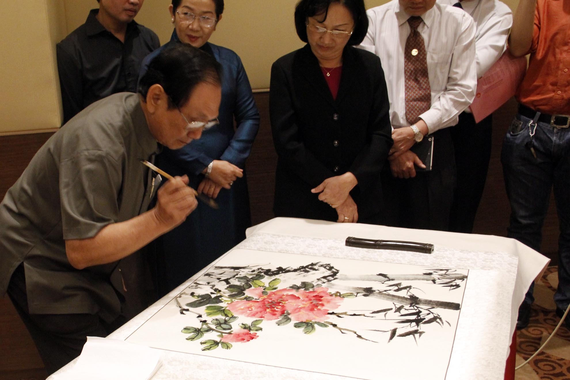 Họa sĩ Trương Hán Minh sống ở Sài Gòn từ những năm đầu thế kỷ 20, ông đến với hội họa thủy mặc đã hơn 39 năm và tạo ra phong cách riêng cho những tác phẩm của mình.