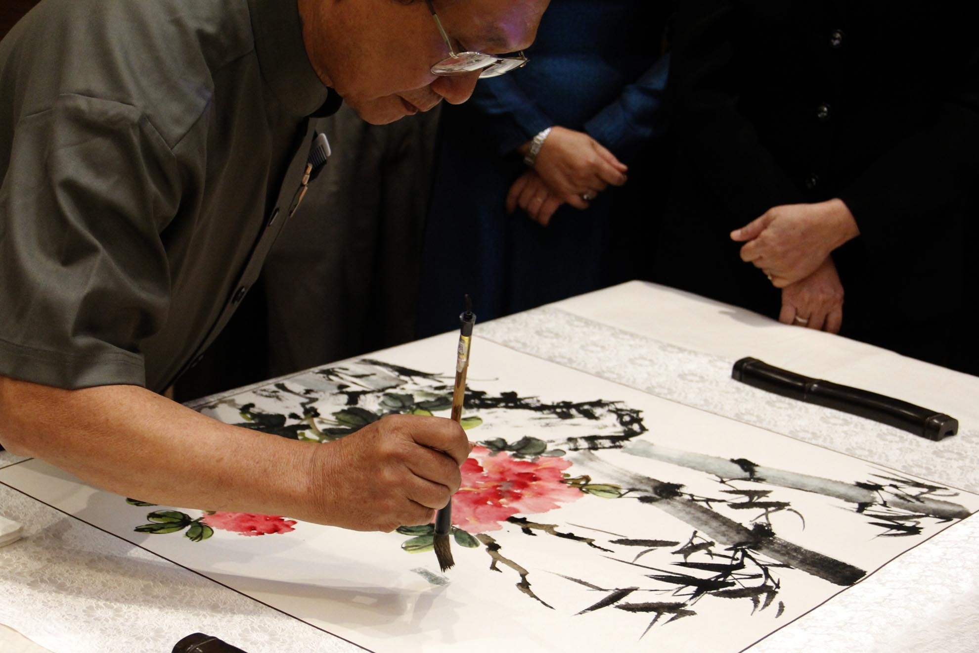 Tranh của ông có nét cọ phóng khoáng, khi bay bổng nhẹ nhàng, khi mạnh mẽ hào khí, những mảng màu tươi vui pha lẫn những gam màu thâm trầm sâu lắng khiến cho tranh vừa đạt đỉnh cao thẫm mĩ mà lại rung động lòng người.