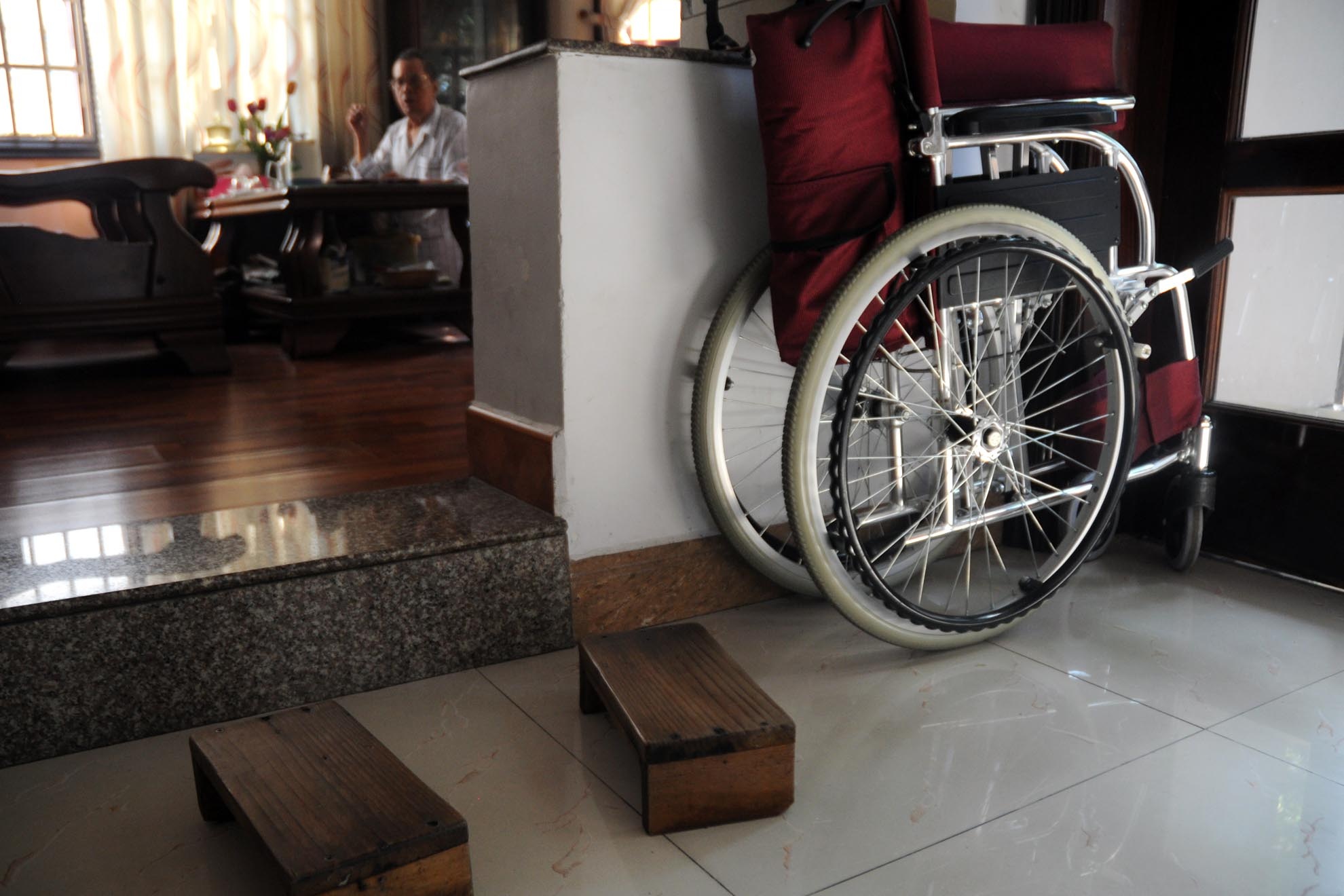 Bị địch bắt, dùng mọi cách từ dụ dỗ cho nhiều tiền, nhà lầu, xe hơi…nhưng ông nhất quyết không khai ra bí mật. 