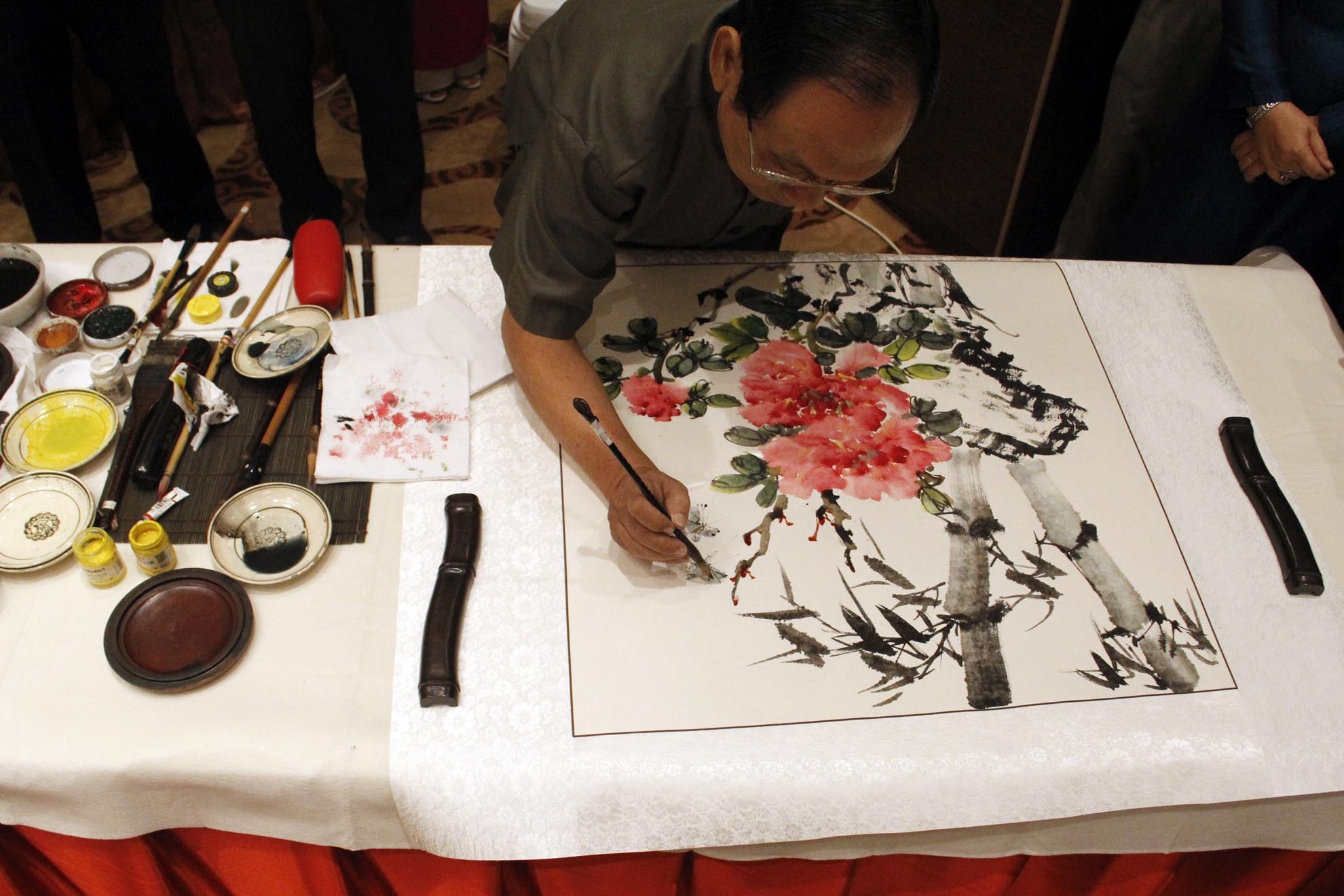 Bức họa Hân Hân hướng vinh được ông trực tiếp ứng tác diễn tả vẻ đẹp thuần khiết thanh cao của hoa mẫu đơn với gam màu đỏ rực rỡ. 