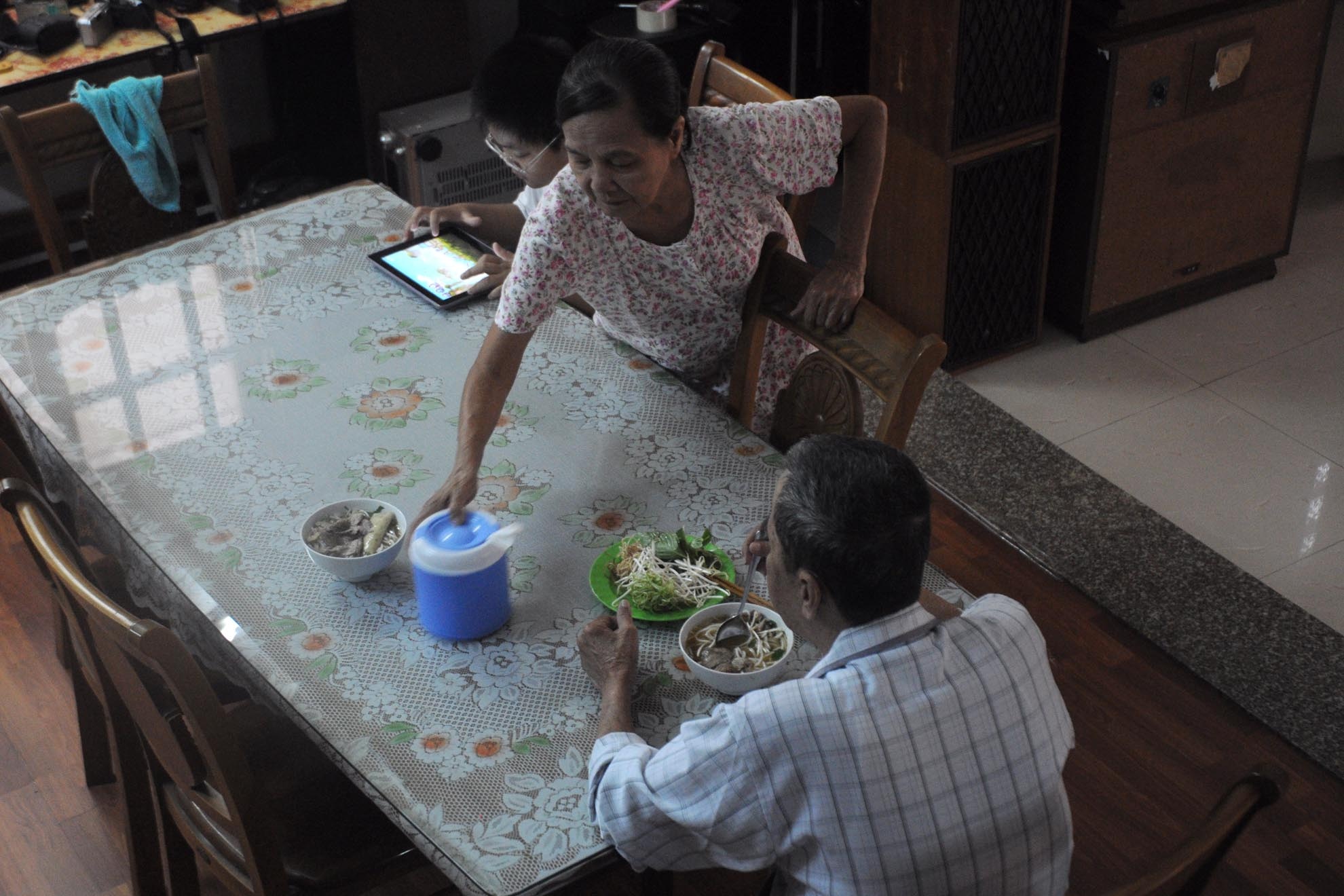 Không chỉ tra tấn một lần. Chỉ trong vòng 3 tháng bị bắt giữ, chúng đã cưa chân Thiếu tá Thương tới 6 lần. “Mỗi lần vết thương cũ vừa lành, chúng lại lôi tôi ra cưa tiếp. Những lúc như vậy, tôi vẫn không hề hé lộ một lời”. Ông tâm sự.