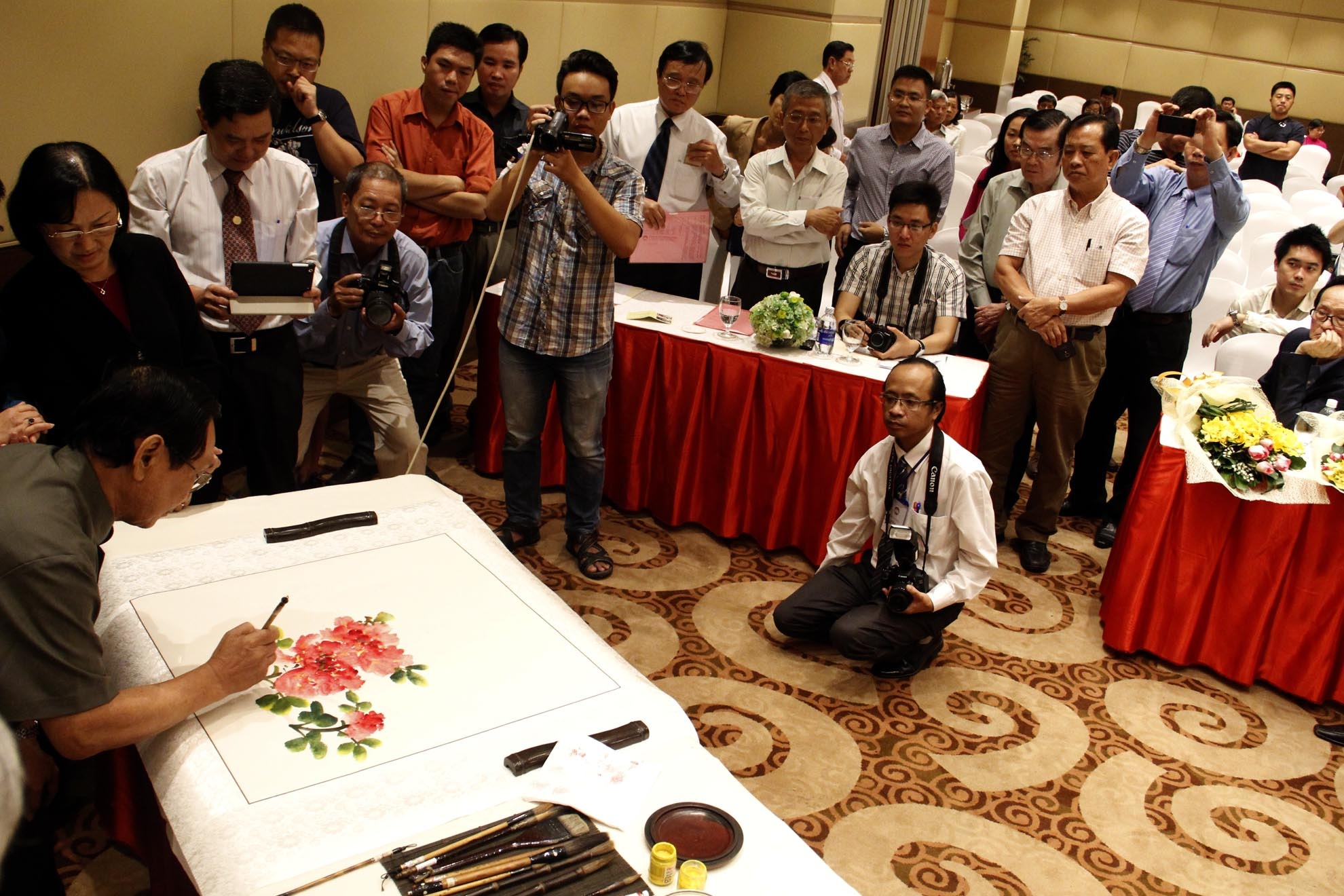 Buổi vẽ tranh đấu giá thu hút rất nhiều người yêu thích hội họa, họa sĩ chuyên nghiệp cùng các nhà doanh nghiệp trên địa bàn thành phố tham gia.