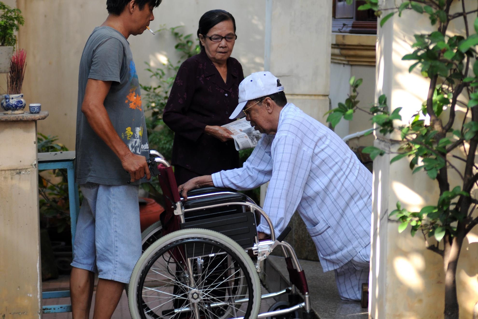 Sau đợt tra tấn dã man, địch vẫn không khai thác được thông tin nên đưa ông về trại giam Hố Nai. Dù đã mất đôi chân, nhưng trong thời gian bị giam giữ, ông vẫn viết truyền đơn gửi anh em trong tù.