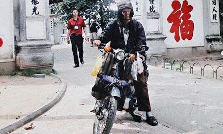 Cu ong 85 tuoi o Sai Gon phuot bang xe may khap 3 mien hinh anh