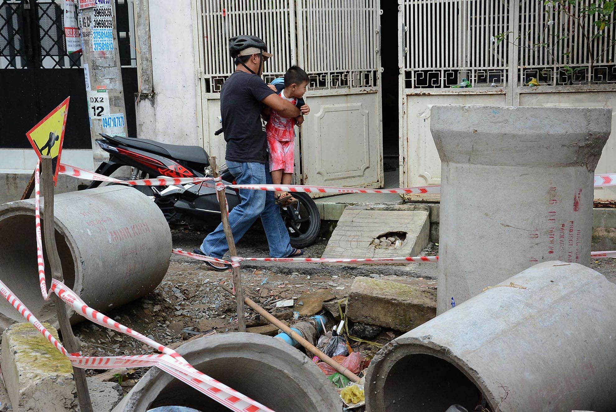 Ông Trần Phương Thành (44 tuổi), cho biết: “Mỗi khi trời mưa thì nước ngập của con hẻm, nhiều lần một số em bé đi học bằng xe đạp về cũng bị rớt xuống hố này”.