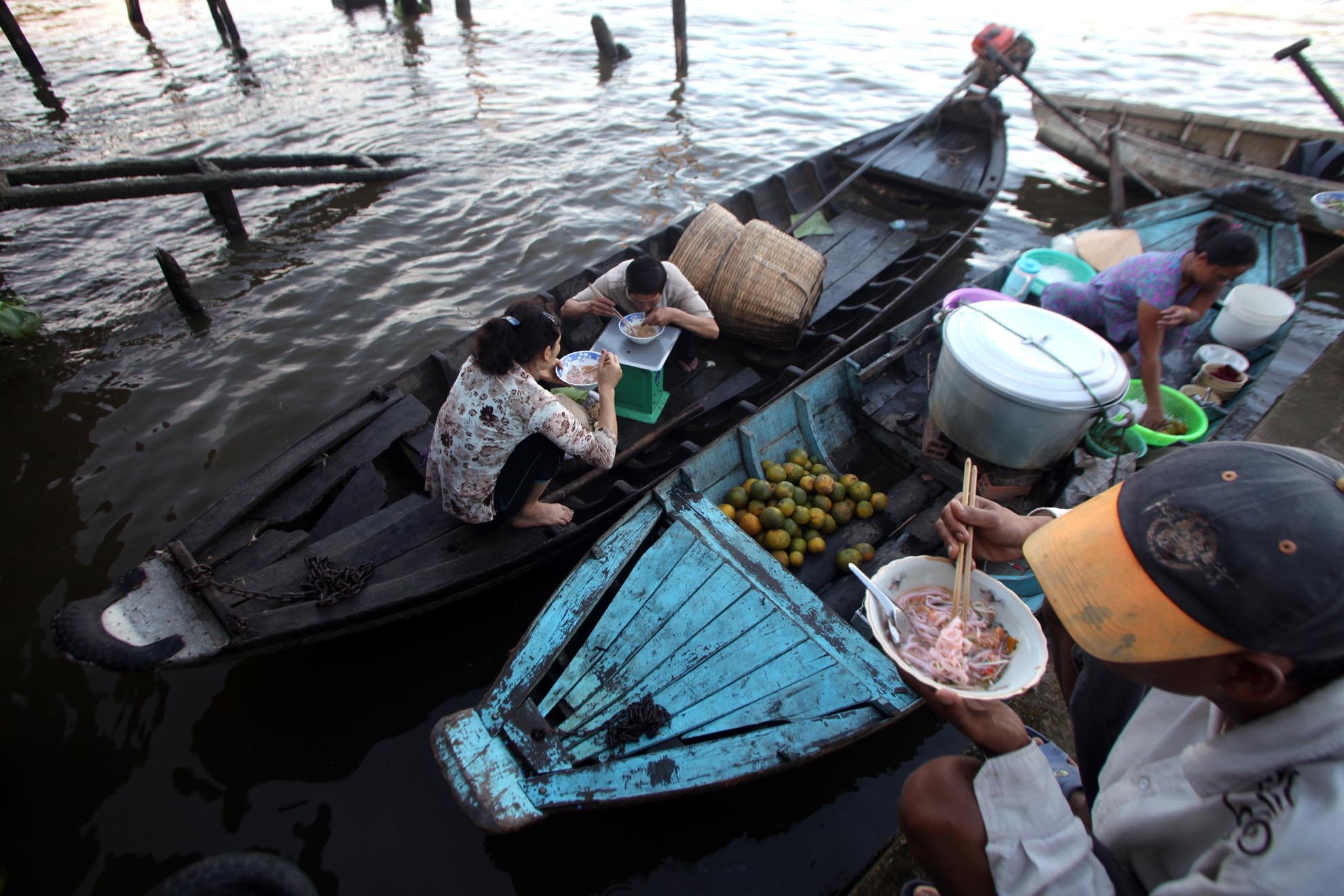 Một hàng hủ tiếu bập bềnh trên chợ nổi Ba Ngàn ( Hậu Giang). Khách du lịch khi đi thăm chợ nổi thường ghé vào nếm thử hương vị quà sáng chợ nổi.