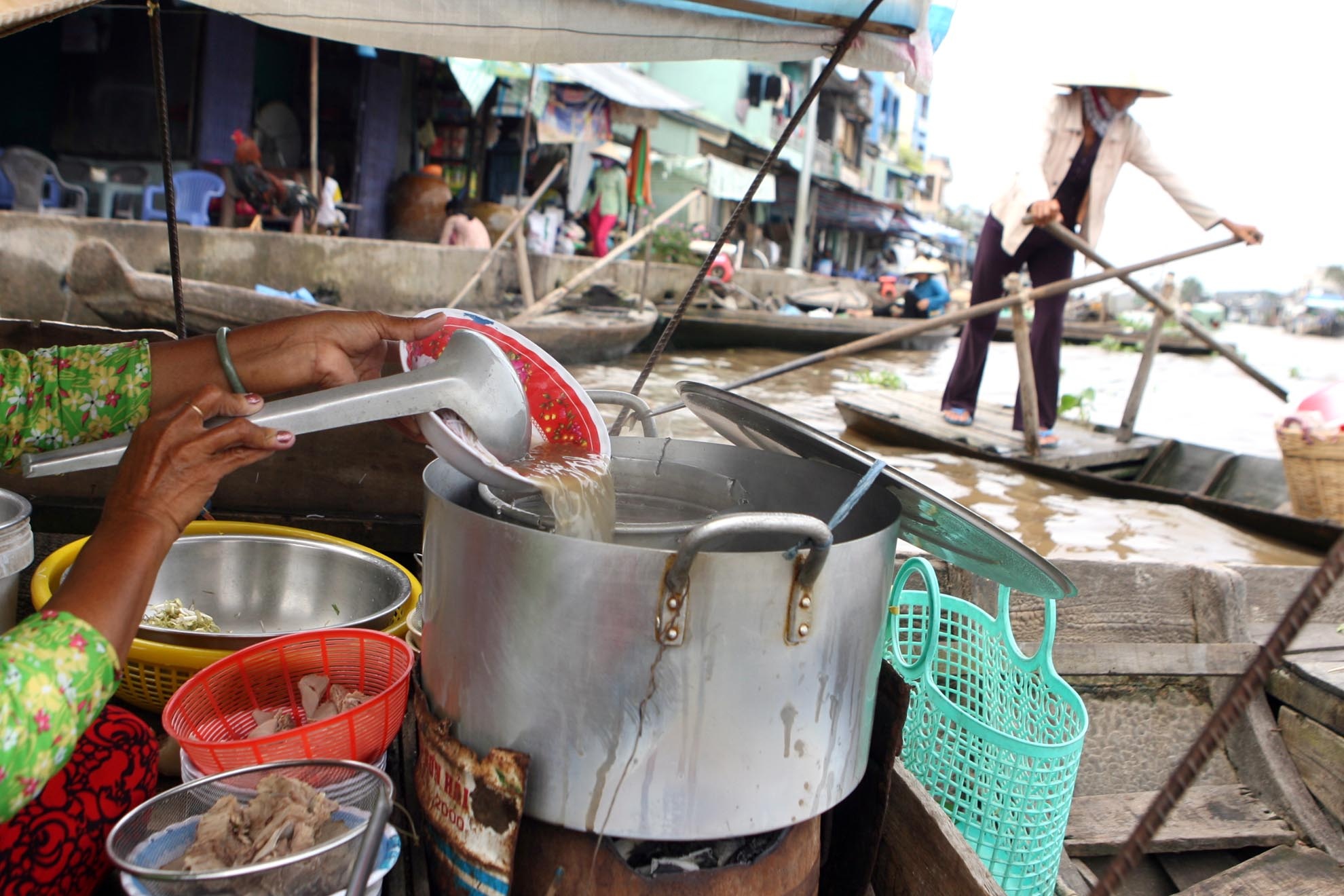 Gía của những thức ăn sáng bán trên sông nước cũng khá mềm, chỉ từ 10.000-15.000 đồng.