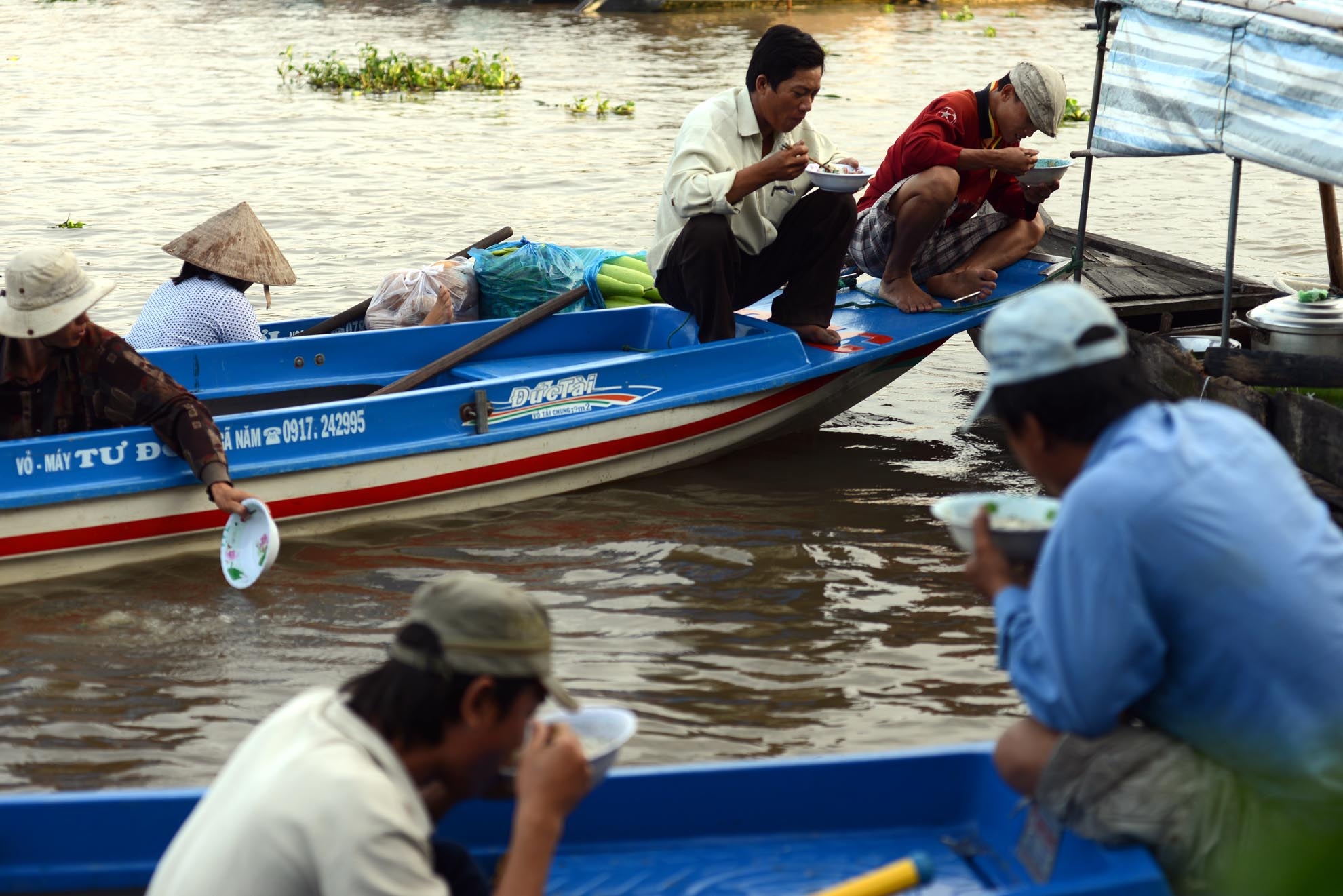 Không bàn ghế, khách hàng thường ngồi chông chênh trên thuyền để ăn sáng. Đây được xem như một đặc trưng của vùng sông nước Miền Tây khiến người ta vừa tò mò, vừa thích thú để rồi về nhà đêm nhớ, ngày mong.