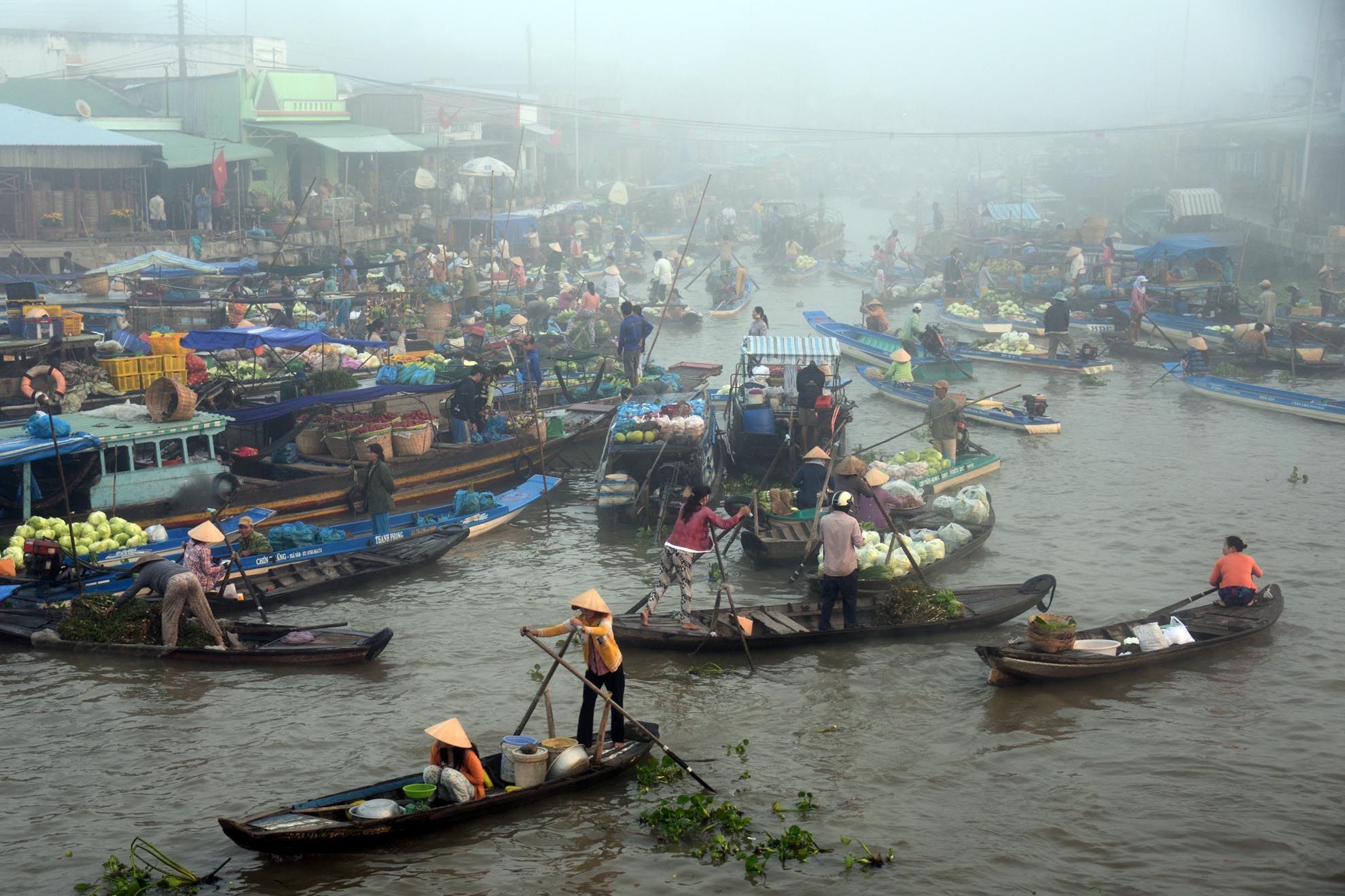 Chợ nổi Ngã Năm ( Sóc Trăng) là chợ nổi nhộn nhịp nhất ở ĐBSCL hiện . Chợ họp ở trung tâm của năm con kênh lớn: Một ngã xuôi về Bạc Liệu, Cà Mau. Một ngã ngược lên Ngã Bảy để ra sông Hậu. 3 ngã còn lại là Rạch Cái Trầu đổ ra Phú Lộc-Thạnh Trị, Rạch Xẻo Chích đi về Vĩnh Quới-Ngan Gừa. Ngã thứ 5 là kênh “Xáng chìm” đổ về Trà Bang-ra sông Cái Lớn, xưa vốn thuộc đất Rạch Giá, nay thuộc huyện Long Mỹ (Hậu Giang). 5 ngã hợp thành hình ngôi sao xoè rộng giữa vùng đồng đất bằng phẳng.