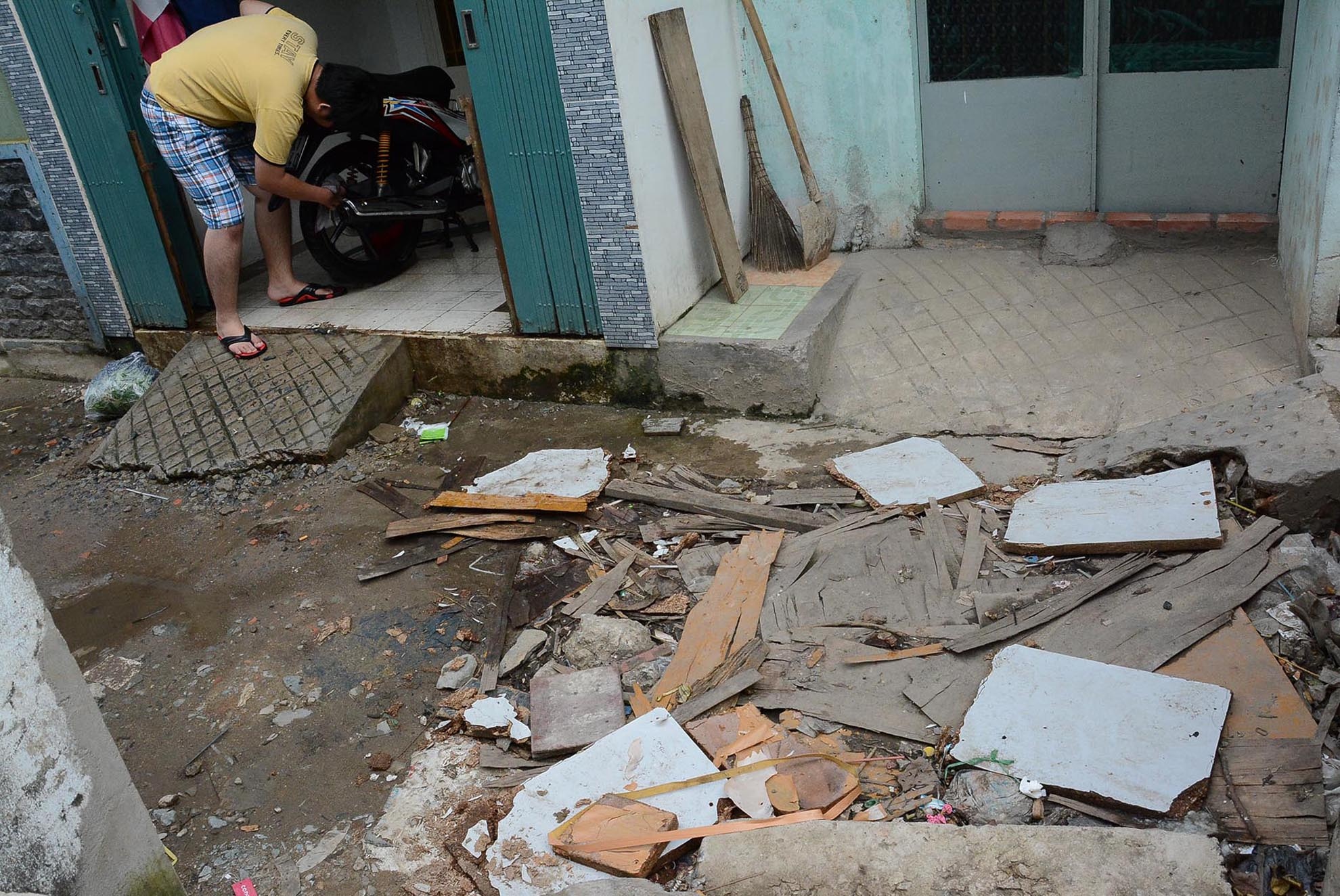 Công trình thi công cống thoát nước từ tháng 6/2014 cho đến nay nhưng vẫn chưa hoàn thành. Trong ảnh: Hố ga bị biến thành hố rác do đơn vị thi công đào bới nhưng không sửa chữa, họ dùng tấm ván che đậy sơ sài trên mặt hố.