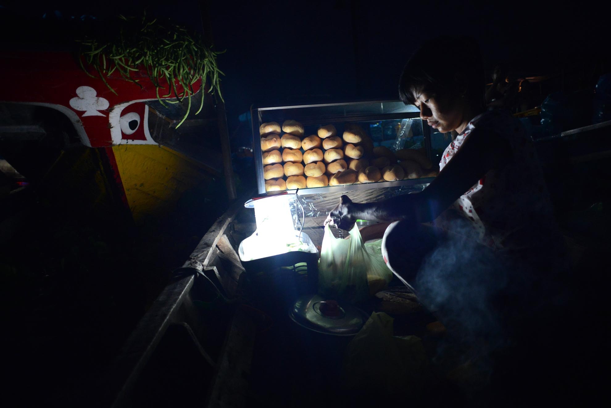 Chợ Ngã Năm họp từ 2 giờ sáng nhưng phải đến tầm 4 giờ thì chợ đông. Các ghe thuyền trên chợ đi lại tấp nập, bán đầy đủ các loại hàng hóa nhưng nhiều nhất là các loại hàng nông sản như rau, củ, trái cây theo mùa.