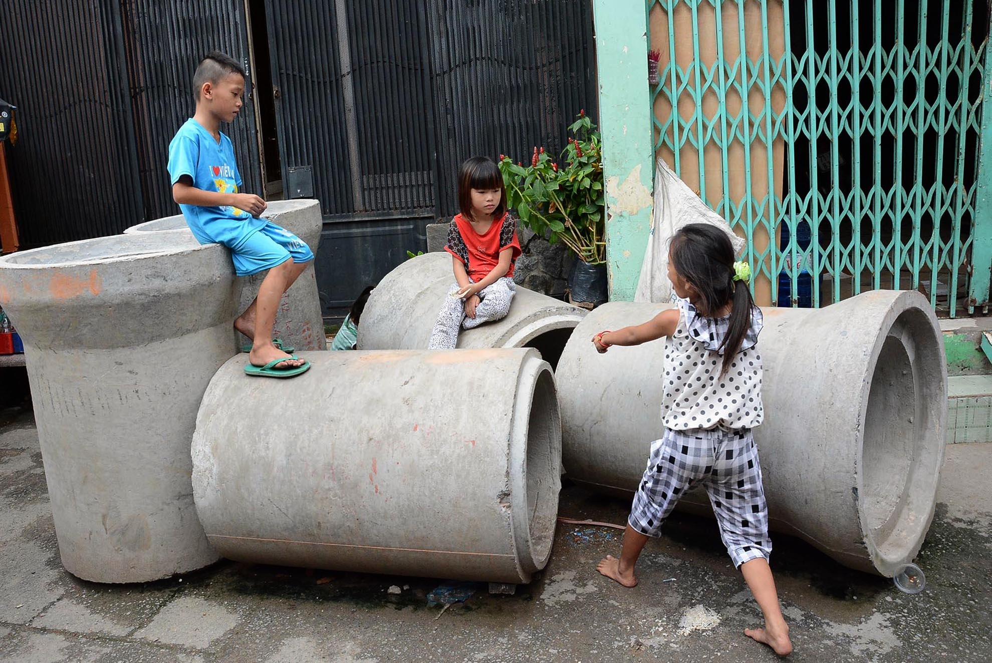 Ngừng thi công đột ngột, công nhân rút đi nhưng để lại hàng chục ông cống đặt trước cửa nhà dân. Nhiều em nhỏ tụ tập chơi đùa ở đây nên rất nguy hiểm.