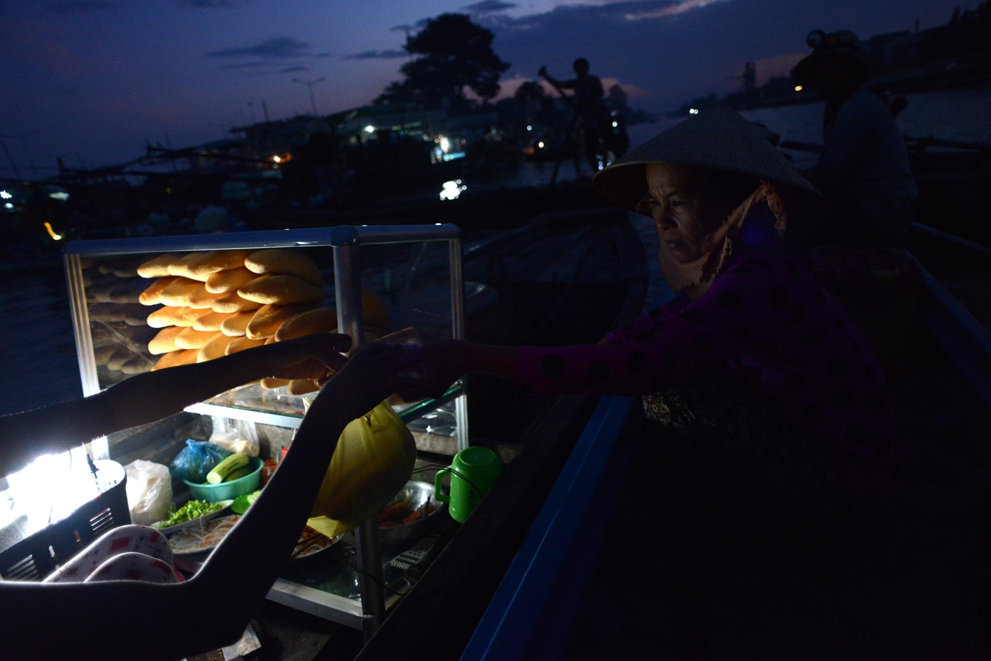 Do nhu cầu của người đi chợ sớm, nên loại dịch vụ như bán đồ ăn sáng: Hủ tiếu, cơm, bún, bánh mì, cà phê… để phục vụ người buôn bán và đôi khi  cả những du khách.