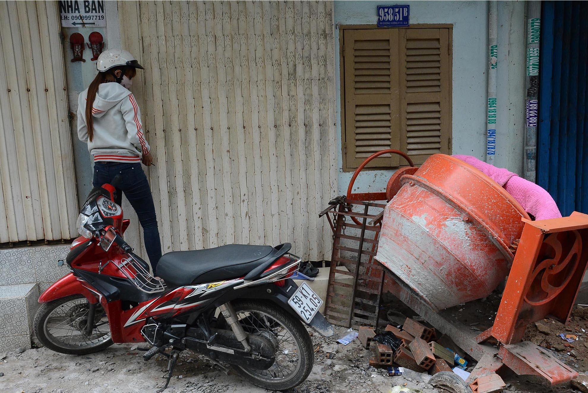 Máy trộm bê tông đặt ngay cạnh bên nhà dân, làm ảnh hưởng đến đời sống, sinh hoạt của họ.