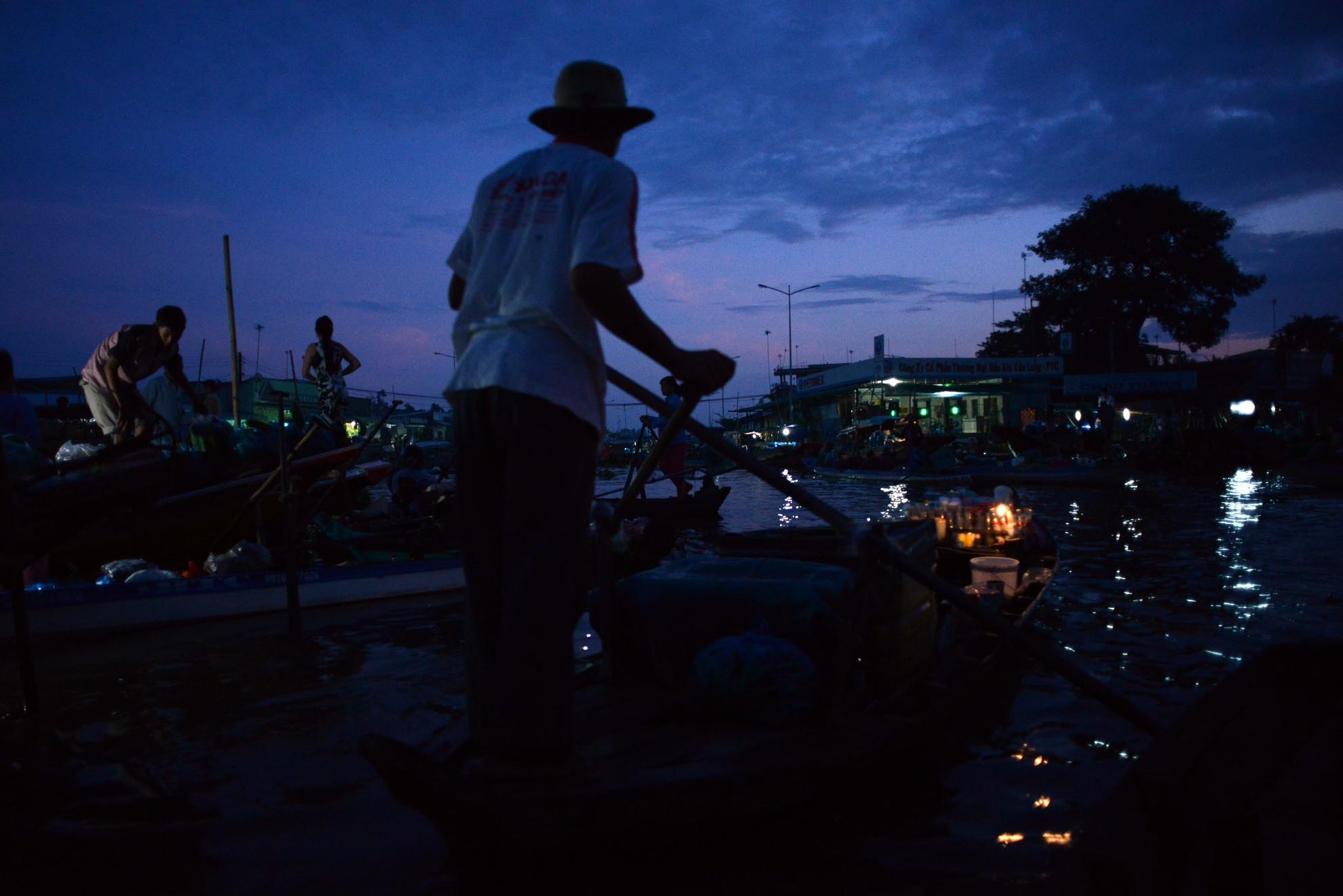 Những chiếc xuồng nhỏ này len lỏi giữa các ghe thương hồ, mỗi ghe chỉ bán một mặt hàng hoặc cơm, hoặc hủ tiếu hay chuyên bán cà phê, nước giải khát.