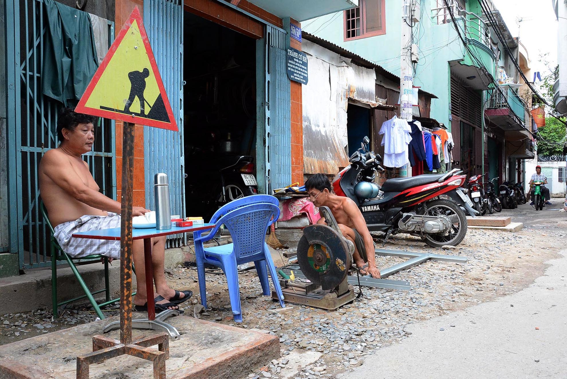 Mỗi khi mưa lớn con hẻm ngập sâu gần nửa mét, kết hợp với hố sâu của ống cống nên người dân đi lại rất khó khăn.