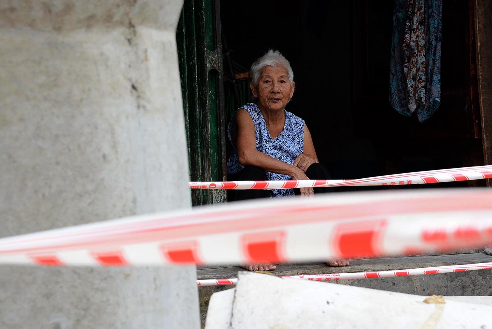Bà Nguyễn Thị Chanh (80 tuổi) bị té hai lần xuống ống cống và phải mua thuốc về điều trị, bà mong muốn chính quyền và đơn vị thi công sớm hoàn thành công trình để người dân bớt khổ. 