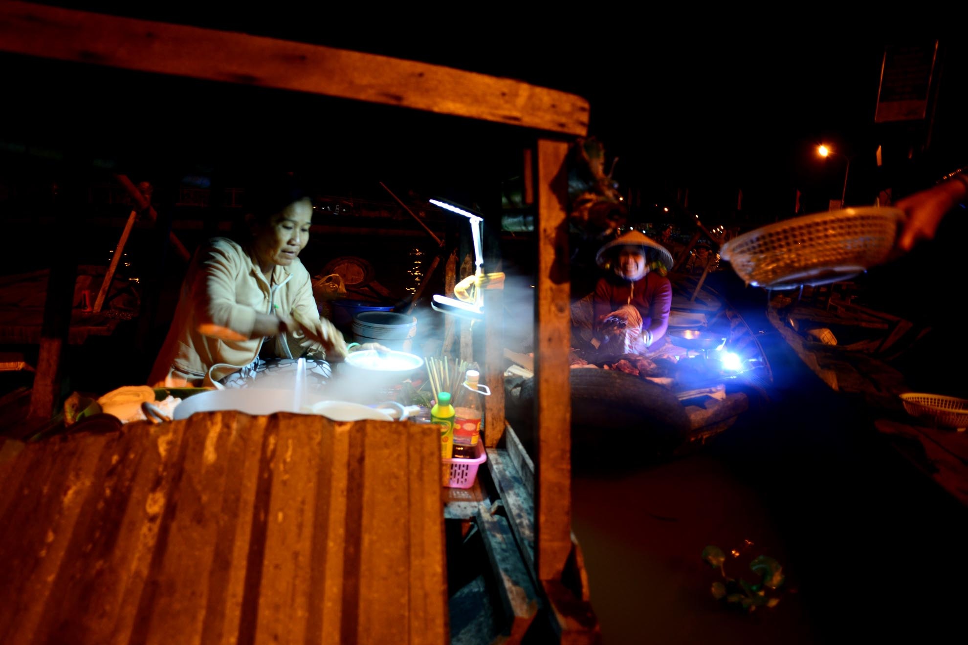 Mỗi ngày, người bán phải thức dậy từ sáng sớm để chuẩn bị thực phẩm đầy đủ.