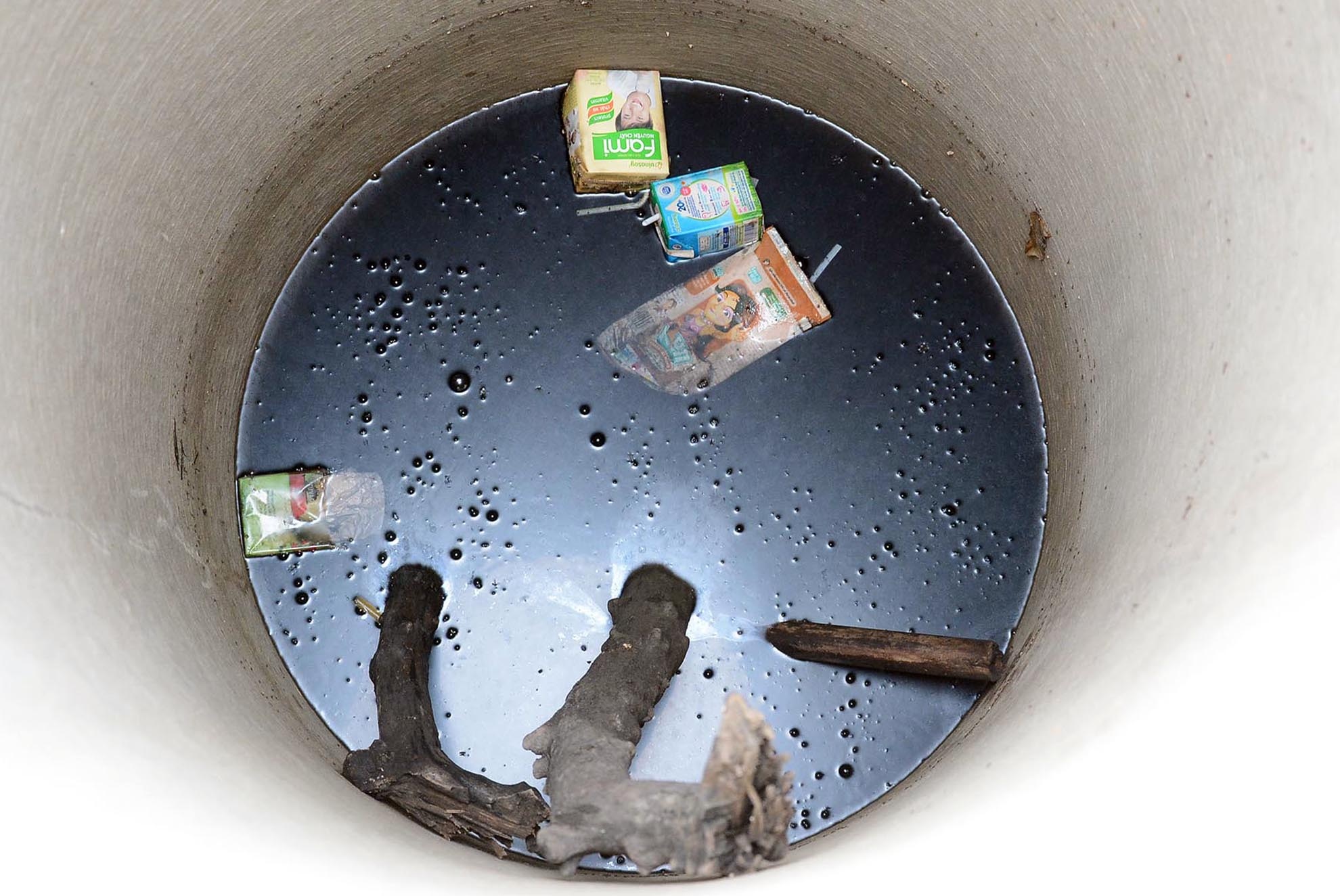 Ống cống trở thành nơi chứa nước bẩn, rác rến và loăng quăng.