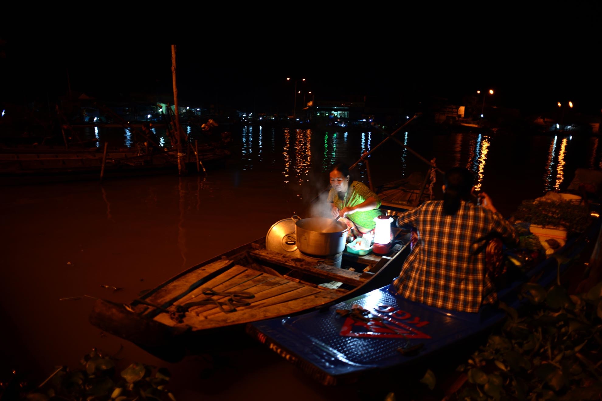 Những khách hàng thường là người địa phương đi, cũng có khi là người ở các tỉnh khác chạy ghe thuyền, dừng chân lại nghỉ ngơi.