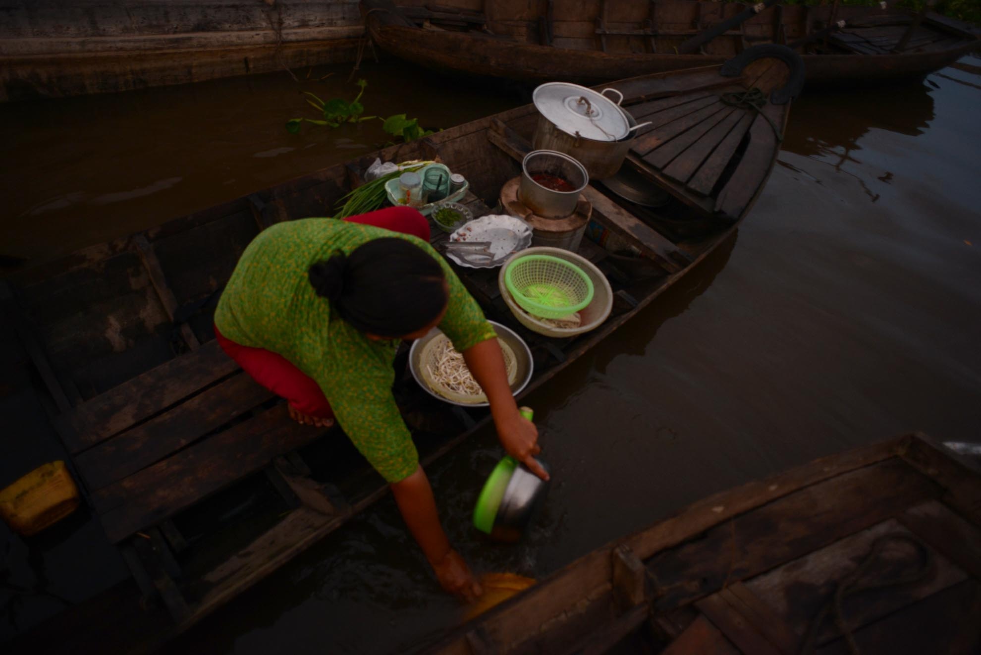 Nhiều bữa đông khách, chủ hàng dọn đồ về khi mặt trời chưa kịp mọc. 