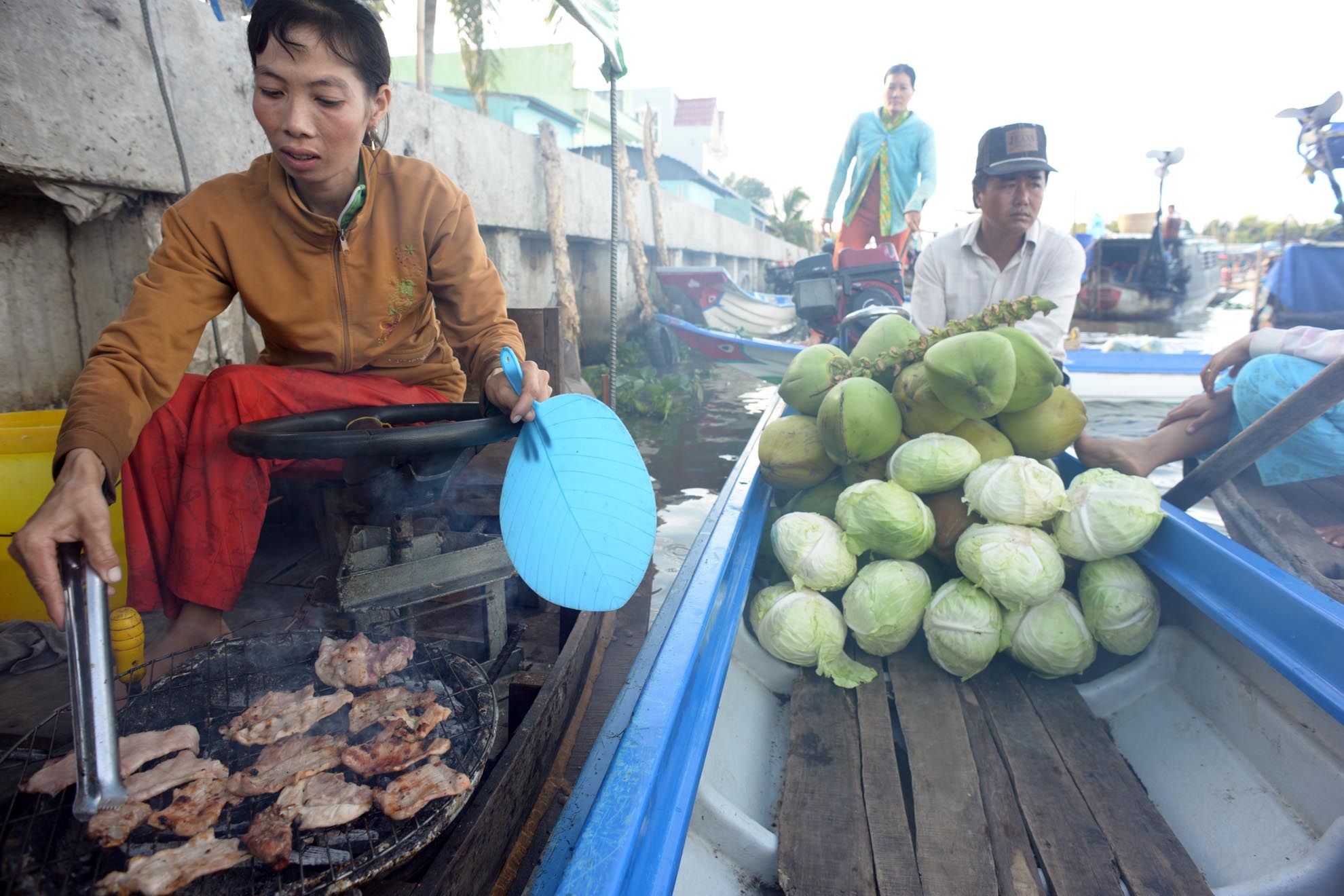 Một hàng cơm tấm sườn chuẩn bị cho một ngày mới bằng mẻ thịt nướng thơm nhức mũi. Mỗi hàng ăn hay giải khát có những khách hàng ruột nên hiếm khi ế. Mỗi ngày, họ kiếm được khoảng trăm nghìn đồng từ việc bán đồ ăn, thức uống.