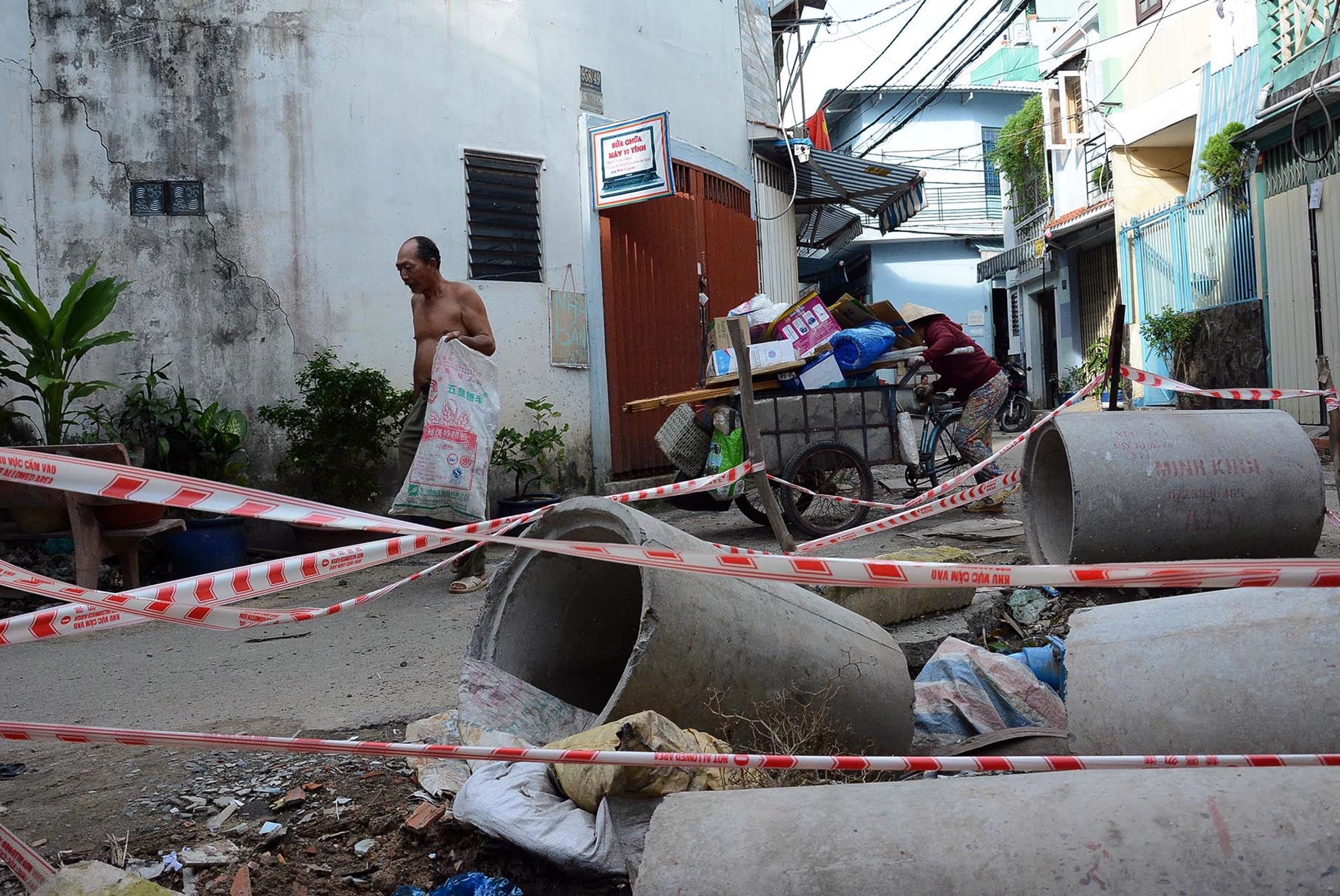 Gần 4 tháng nay, đơn vị thi công đường cống thoát nước ở đây đang làm dở, ngưng và để lại một hố sâu với nhiều ống cống nằm ngổng ngang.