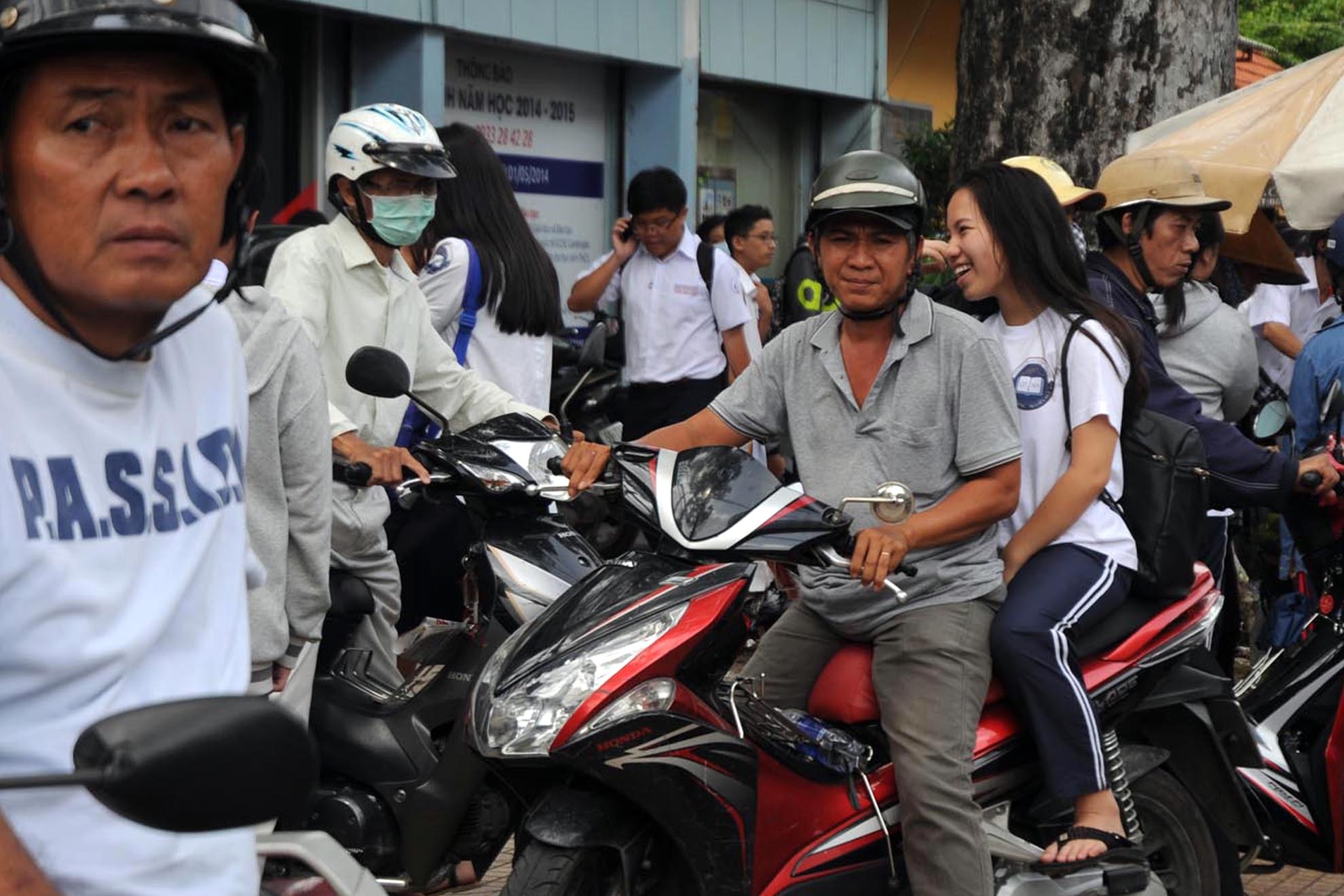 Tình trạng học sinh, sinh viên không đội nón bảo hiểm, điều khiển phương tiện vi phạm luật trên địa bàn TP.HCM tăng cao. Trước tình trạng trên, Đội CSGT Chợ Lớn đã ra quân kiểm tra, xử lý.