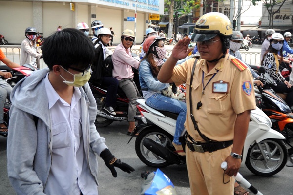 CSGT TP.HCM lap chot truoc cong truong xu phat hoc sinh hinh anh