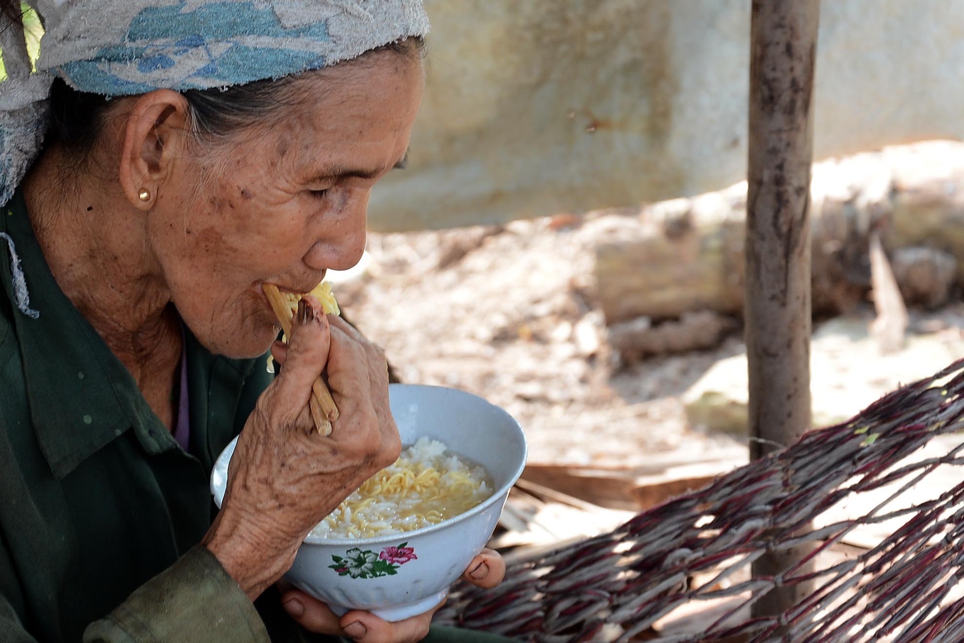 Làm việc từ sáng cho đến 6 giờ tối mới về nhà, nên bà Hai phải đem mỳ gói hay bánh mỳ và chút thức ăn để ăn khi thấy đói.