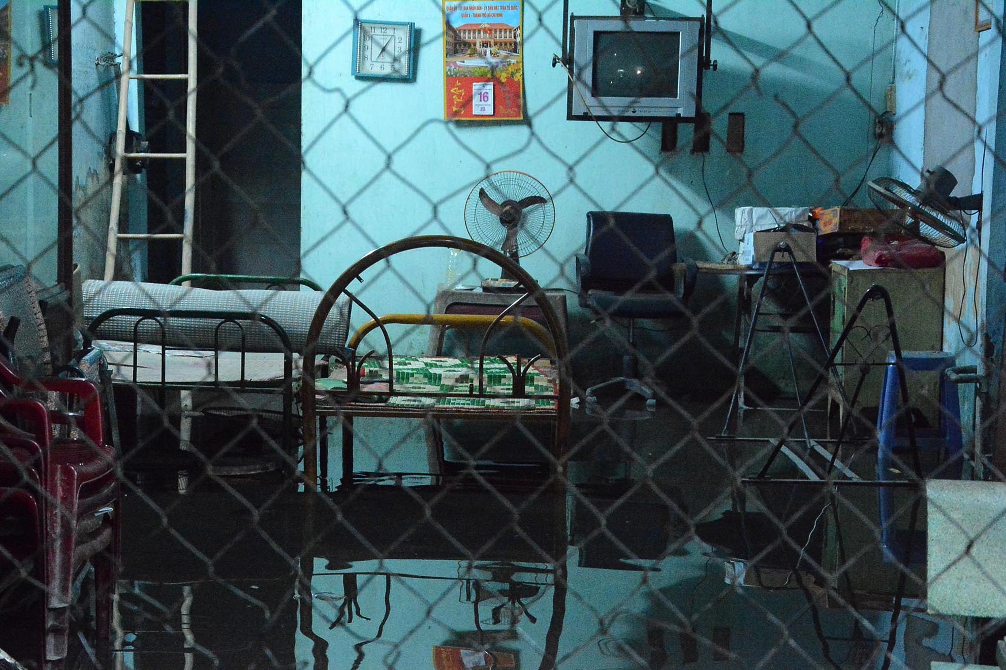 Ngôi nhà ở quận 8 đóng cửa này đã bị dòng nước làm chủ.