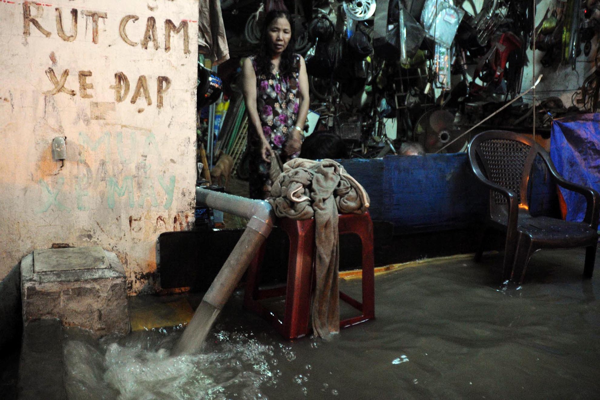 Giải pháp dùng máy bơm công suốt lớn để hút nước bẩn ra khỏi nhà chỉ áp dụng cho một số gia đình có điều kiện và ở những nơi ngập ít.