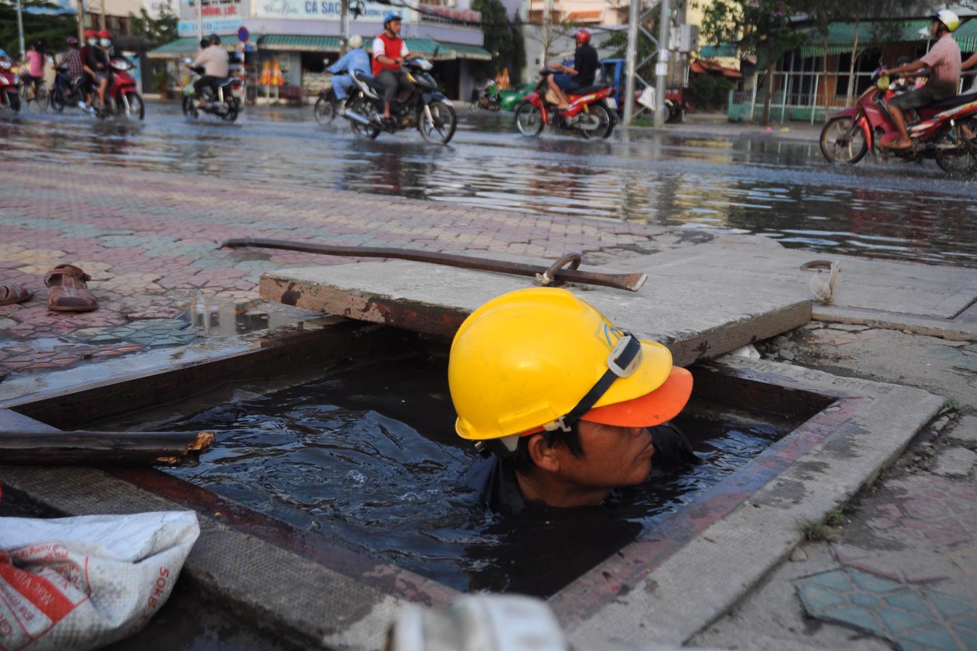 Chiều ngày 10/10, hàng loạt các khu vực ở Sài Gòn bị ảnh hưởng của triều cường.Theo dự báo của Đài khí tượng thủy văn khu vực Nam bộ, hôm nay, triều cường đạt mức cao nhất là 1,61m (vượt mức báo động 3 là 11cm). 