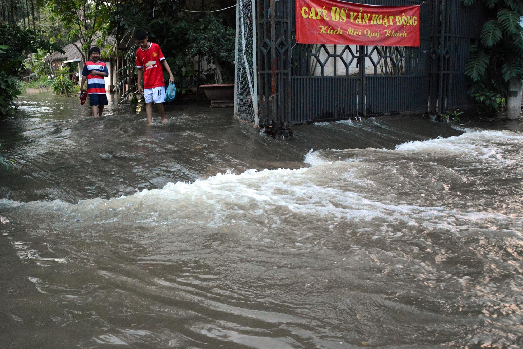 Từ 17h chiều, nước sông Sài Gòn tràn qua những chỗ hư hỏng của bờ bao ngăn triều cường cư xá Thanh Đa, quận Bình Thạnh.