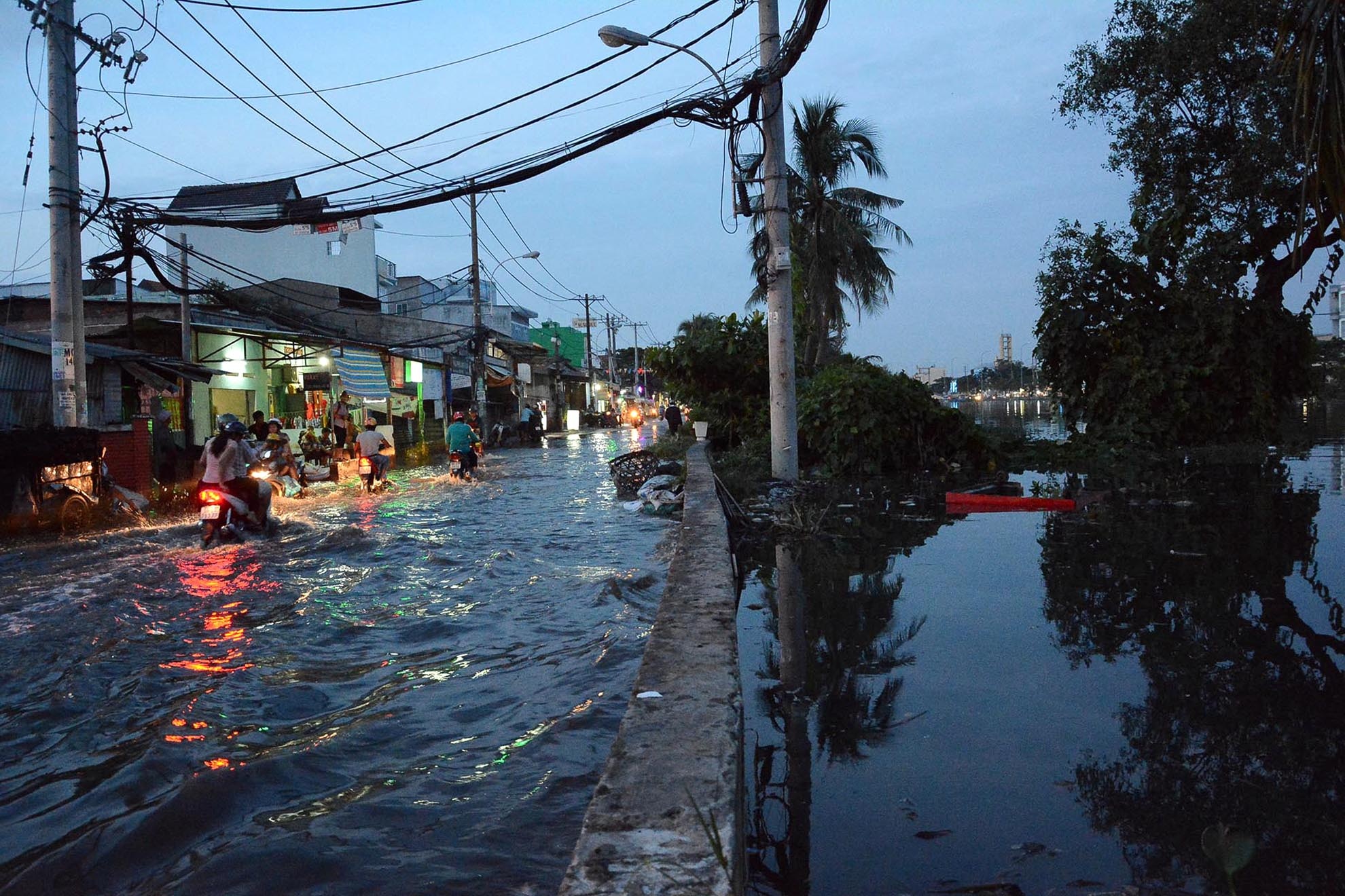 Dọc chiều dài đường Bến Phú Định ( phường 16, quận 8), từ bến tàu Phú Định kéo dài đến đường Võ Văn Kiệt đều ngập trong nước. Trong ảnh có thể thấy mực nước trên đường và ngoài kênh đã ngang nhau.