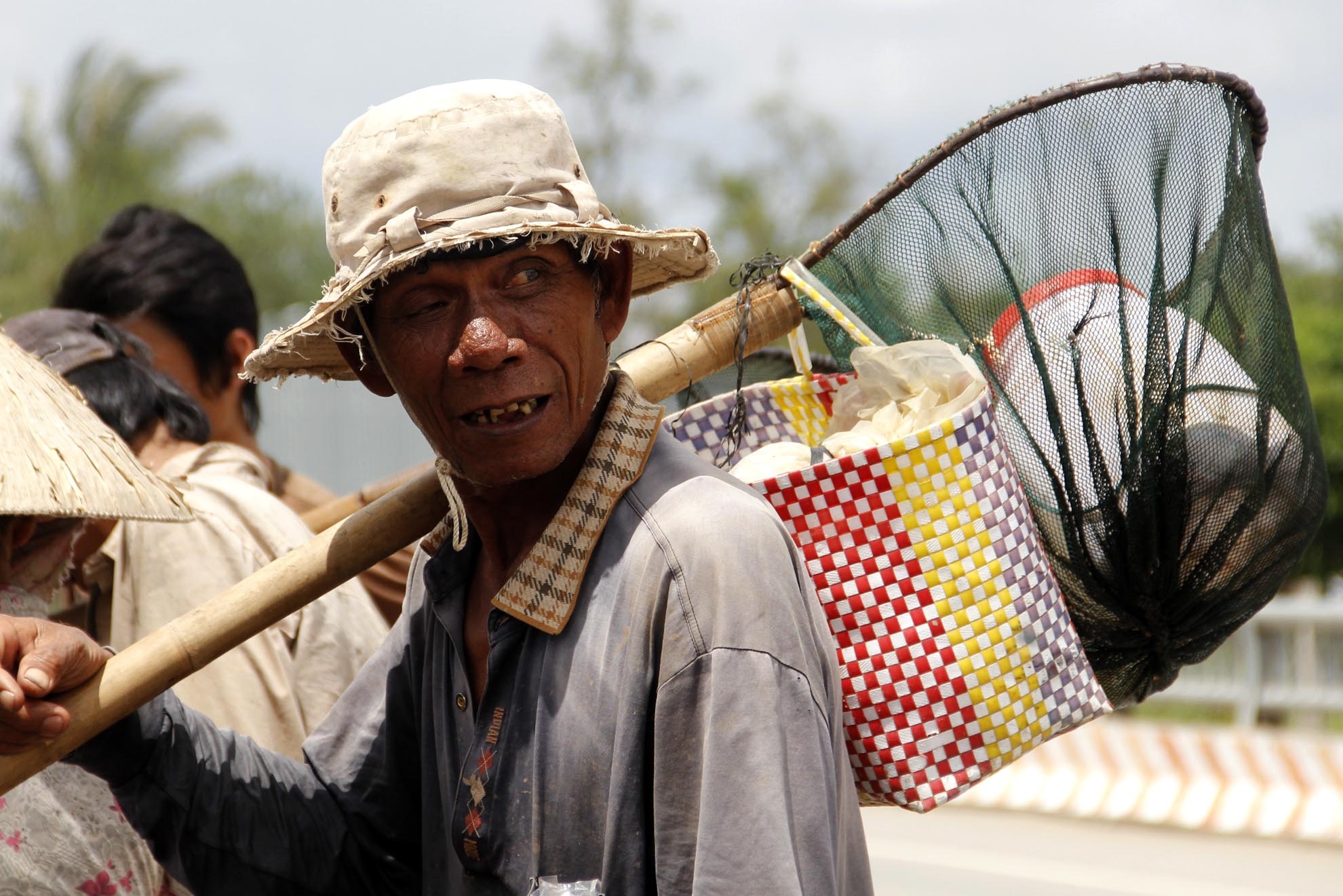 Anh Huol người Khmer hổ hởi chia sẻ hôm này là ngày trúng đậm với hơn 100 cua giống.