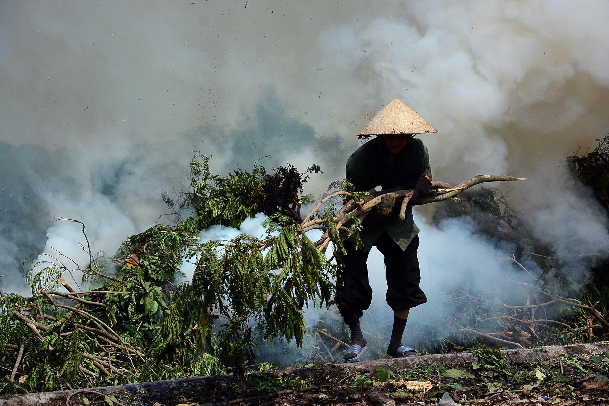 Là người lớn tuổi nhất và làm nghề mót củi lâu năm nhất với thâm niên hơn 10 năm, bà Hai chia sẻ: “Còn được sức khỏe thì rán làm được bao nhiêu thì làm, chứ không trông mong gì con cái chăm sóc, nhiều lúc con cái của ngăn cản việc tôi đi mót củi nhưng tôi vẫn không chịu”.