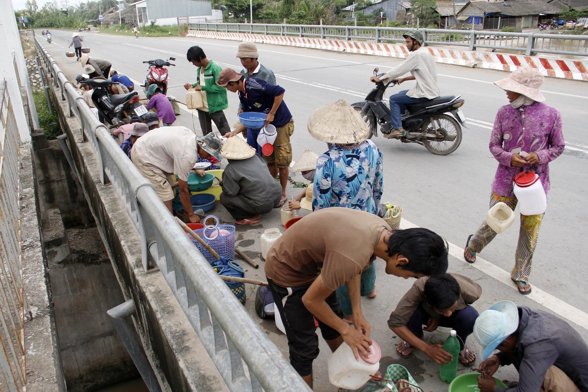 Sau khi xiệp các xiệp thủ vội vã lội vào thị trấn để bán ngay cho lái, phiên chợ buôn cua giống diễn ra chóng vánh chỉ chừng một tiếng đồng hồ.