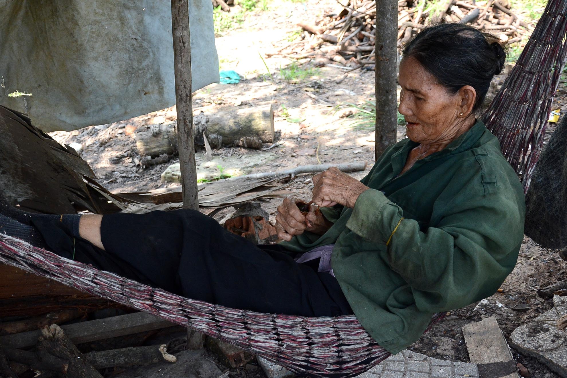 Gia đình bà có tám người con đã lập gia đình riêng, chồng đi cắt cỏ cho bò. Con cái khuyên bà ở nhà nhưng bà không chịu vì không muốn phụ thuộc con cái, bà cũng muốn ra bãi rác mót củi kiếm chút ít thu nhập, gặp mọi người để nói chuyện với nhau làm niềm vui tuổi già.
