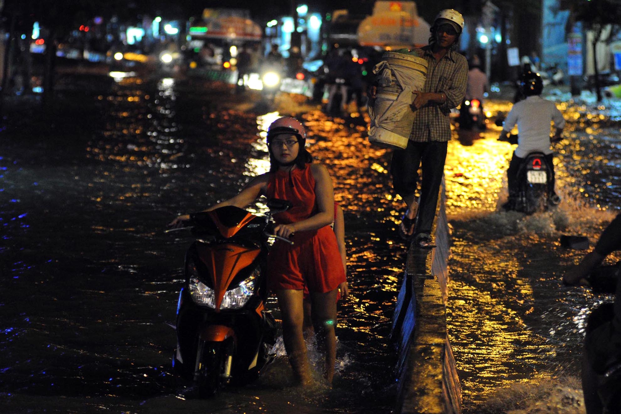 Đoạn đường Huỳnh Tấn Phát, quận 7 ngập nặng trong cơn triều cường chiều 10/10. Nhiều xe cộ lưu thông qua đoạn đường này chết máy phải dắt bộ hàng cây số.