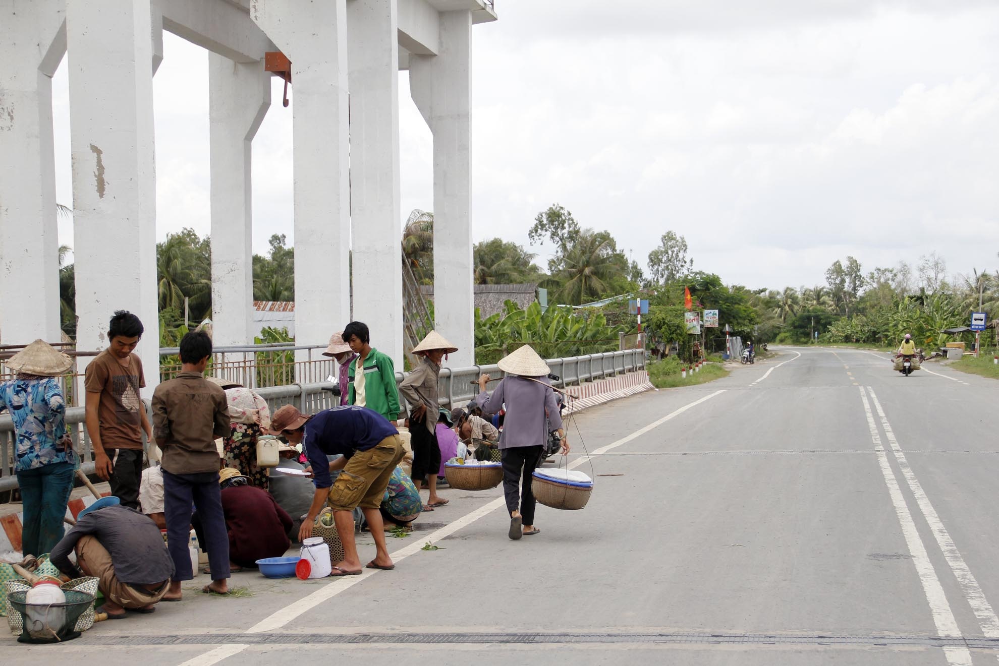 Điểm họp chợ là cầu kinh Tiếp Nhựt trên tuyến quốc lộ 91C – Nam Sông Hậu cách trung tâm thị trấn Trần Đề chừng 3km về hướng Định Châu.