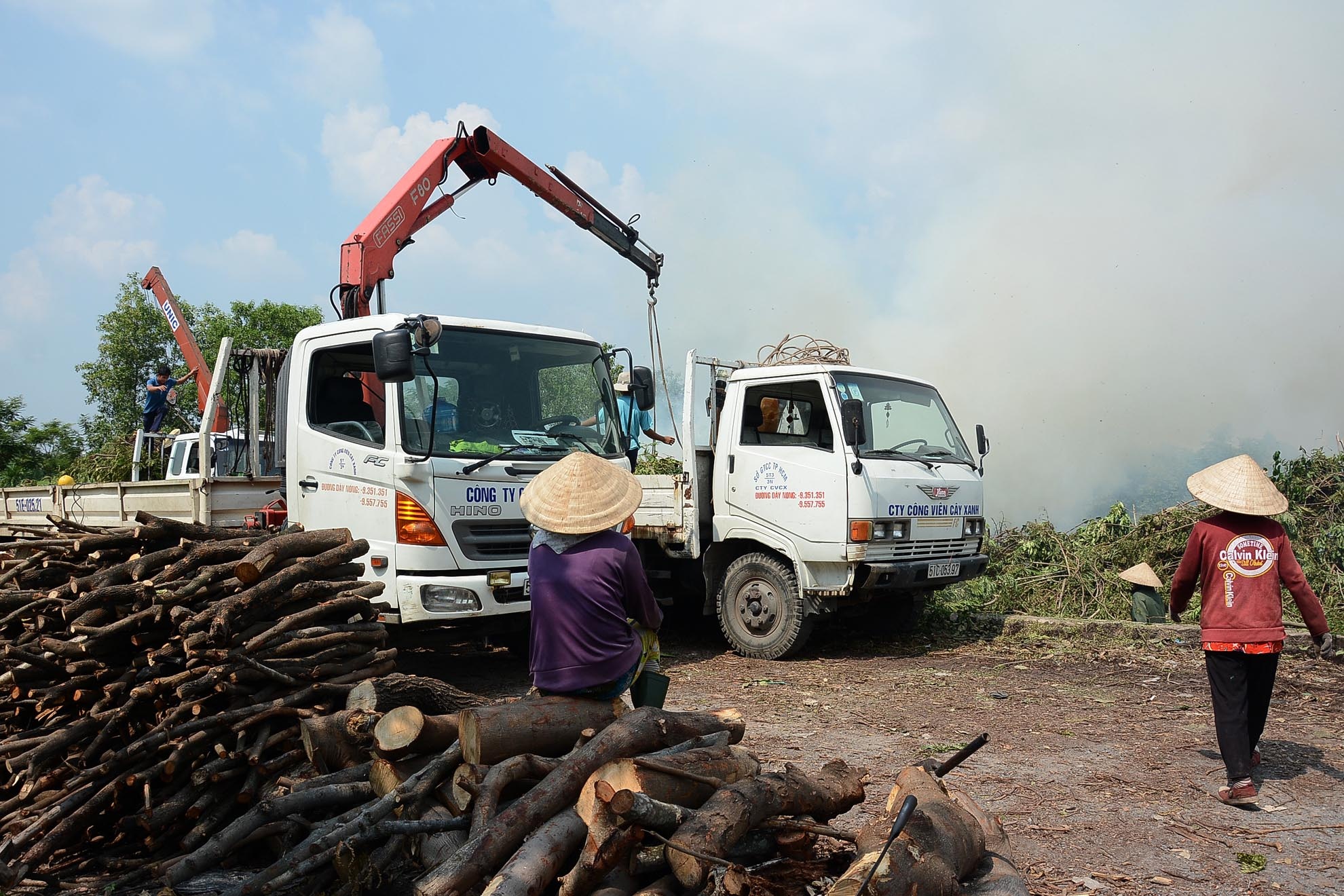 Giữa cái nắng như đổ lửa, bà Hai cùng mọi người vay quanh chiếc xe tải chở những thân và cành cây vừa đổ xuống bãi rác rồi hì hục kéo những thân cây xanh ra ngoài. Công việc diễn ra liên tục, thi thoảng mọi người mới tạm dừng tay nghỉ ngơi trong cái lều dựng tạm.