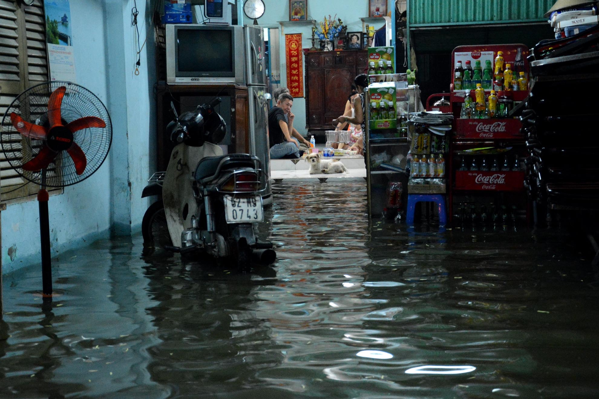 Nước tràn vão tận trona nhà nhưng người dân bất lực bởi dù che chắn thì họ cũng không thể ngăn được dòng nước tràn về từ sông Sài Gòn.