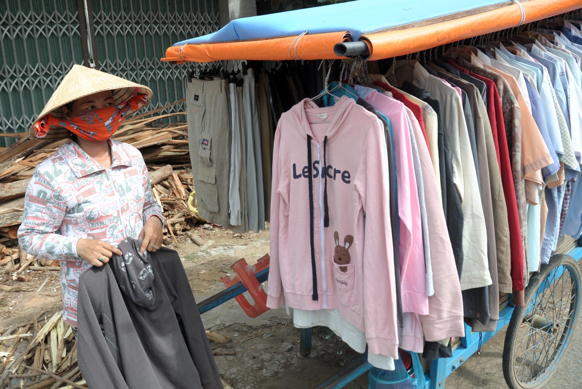 Ngoài thức ăn, các xe đẩy tự chế còn bày bán quần áo, giày dép phục vụ nhu cầu đa dạng của người dân.