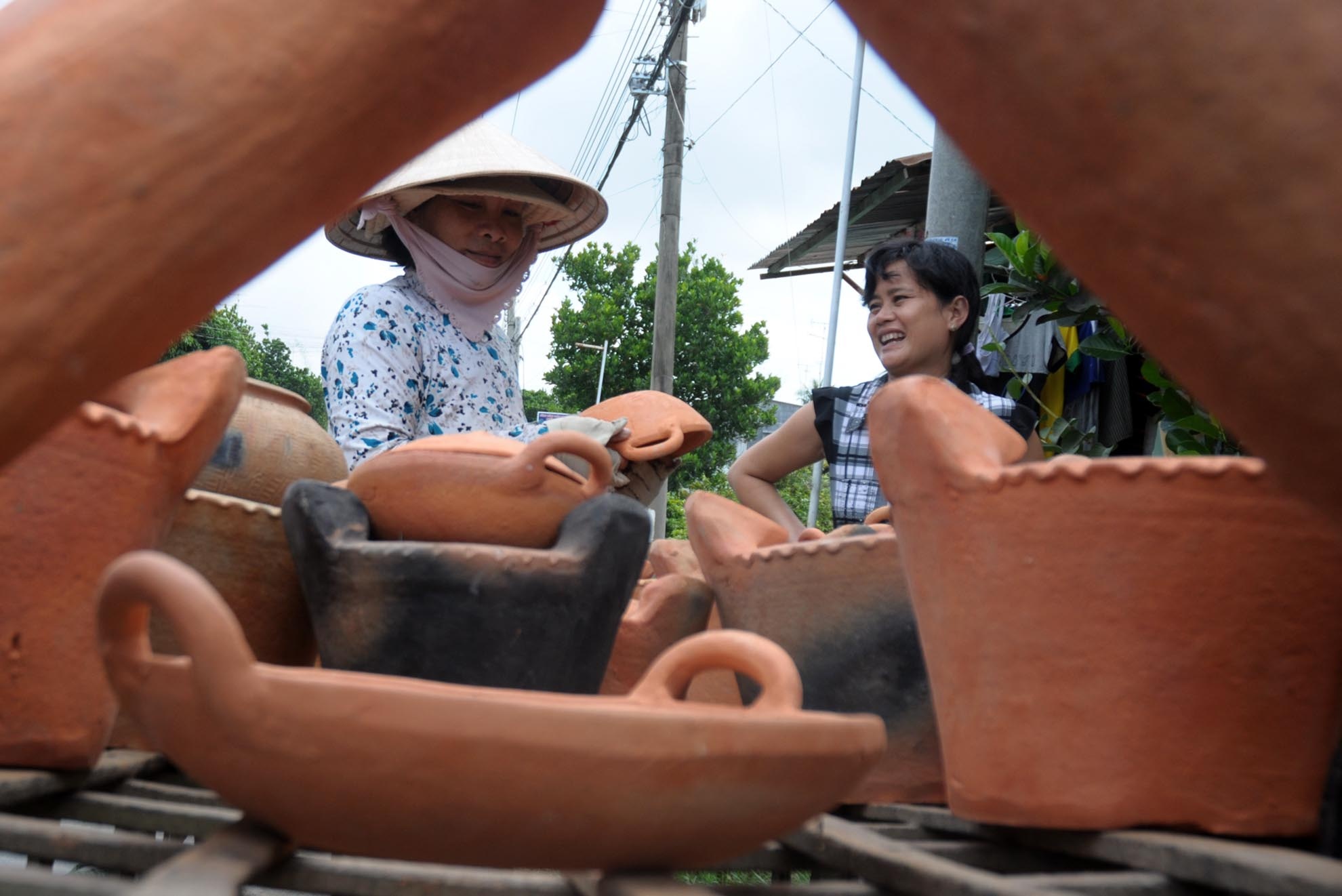 Ngoài ra, còn bán những mặt hang do chính tay mình sản xuất.