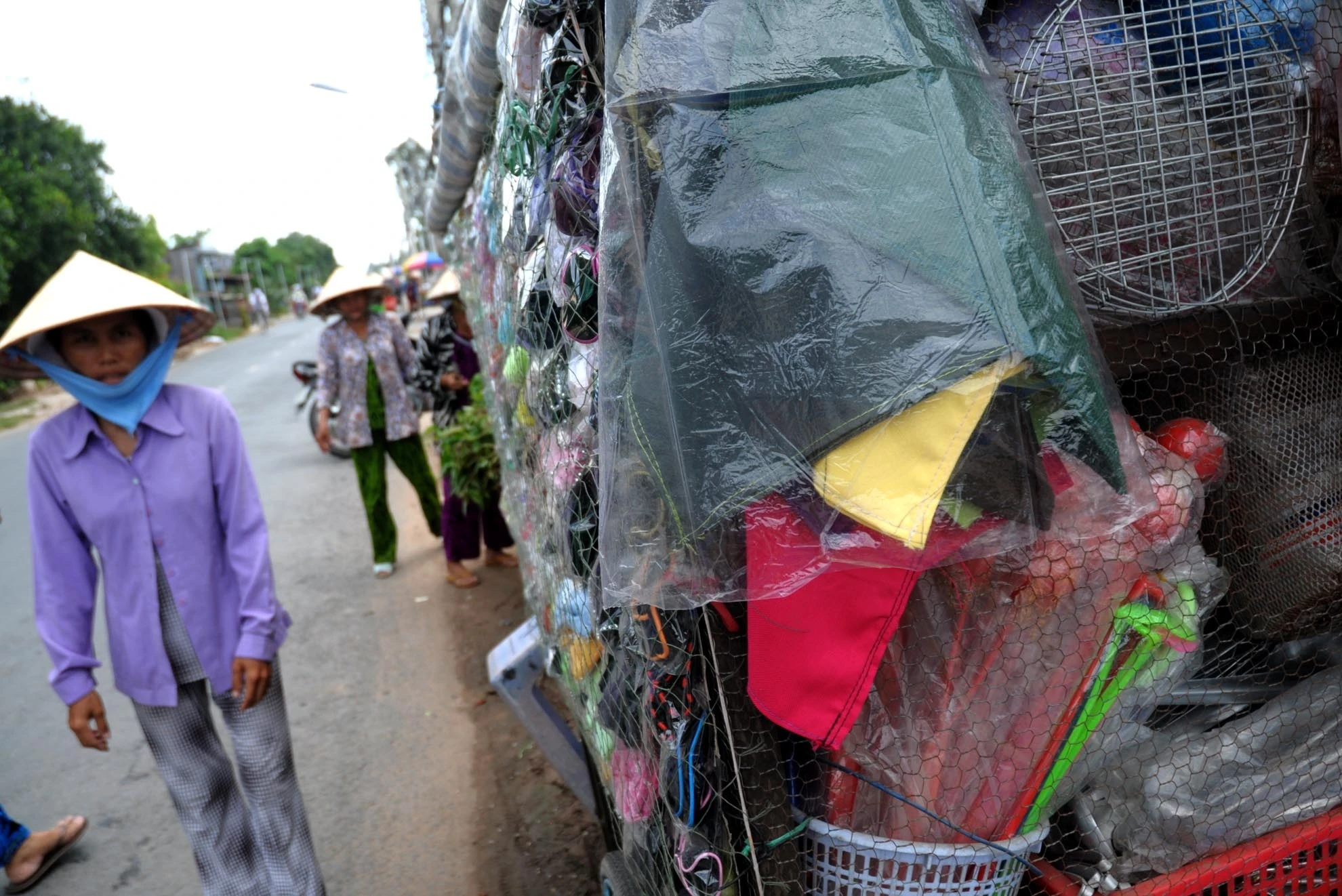 Những xe hàng di động thường bán vào sáng sớm và buổi chiều. Kiếm được khoảng 100.000 đồng/ngày.