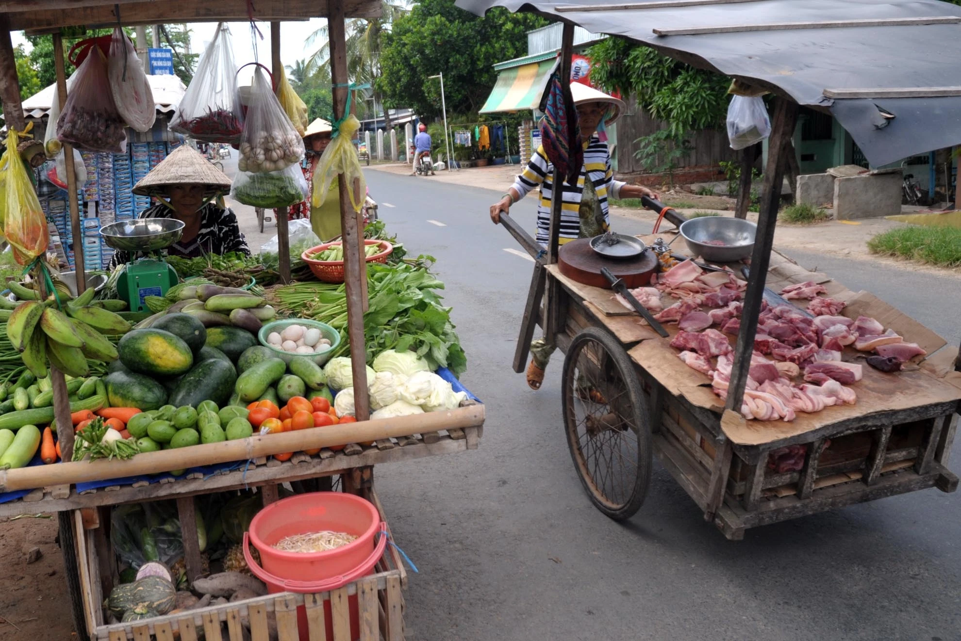 Ở các tỉnh miền Tây có hàng trăm xe đẩy tự chế được sử dụng làm quầy hàng di động bán thức ăn.
